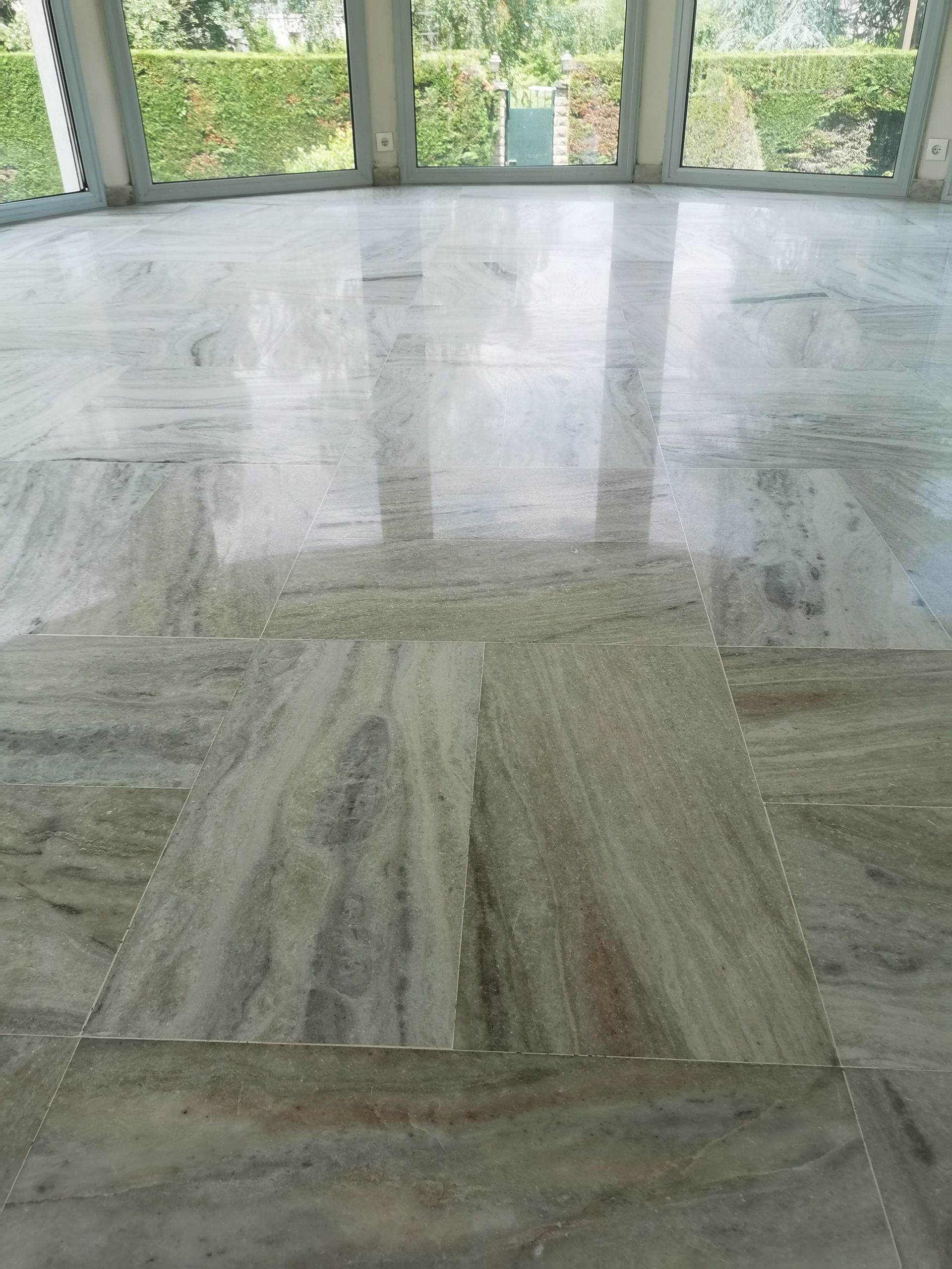 Un sol en marbre après son traitement.