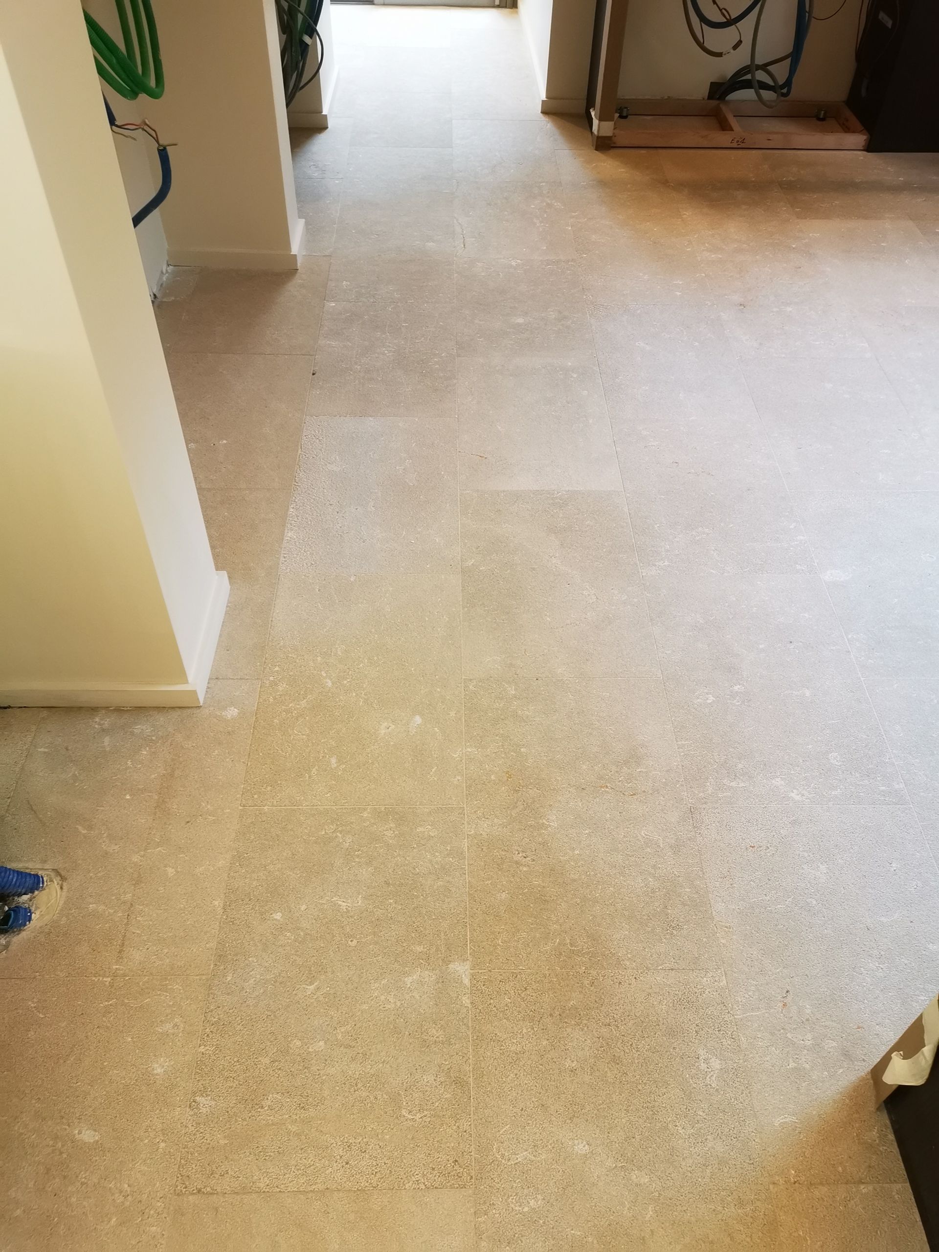 Un sol fait de travertin.