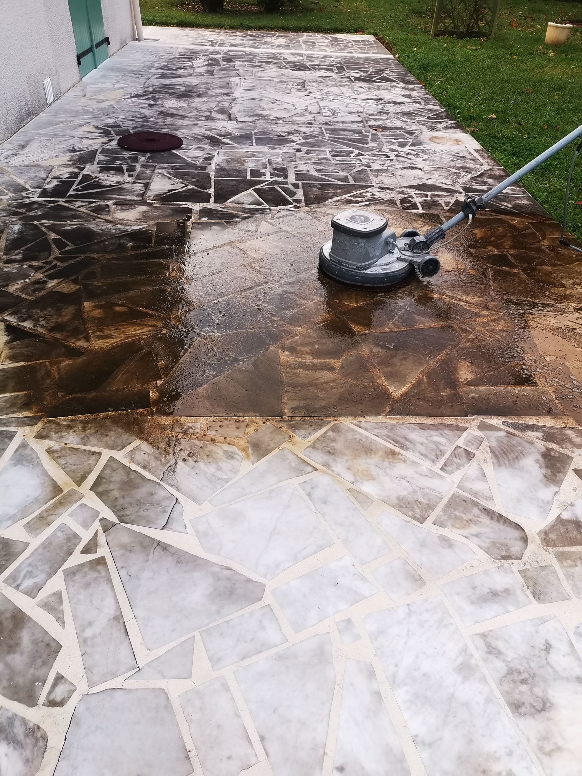 Nettoyage d'un sol extérieur en travertin.