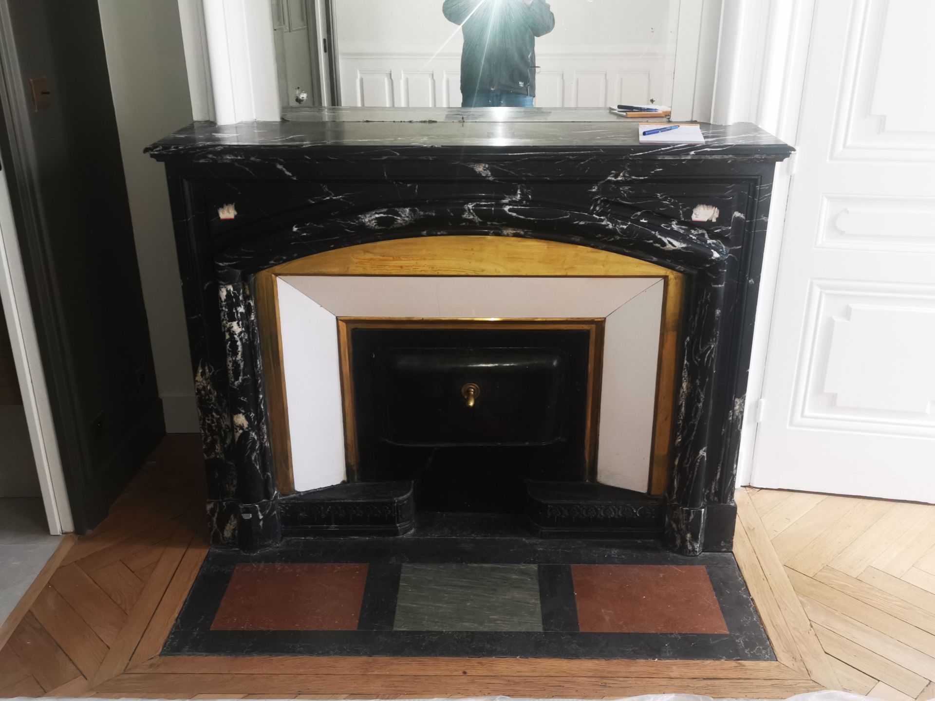 Une cheminée en marbre noir.