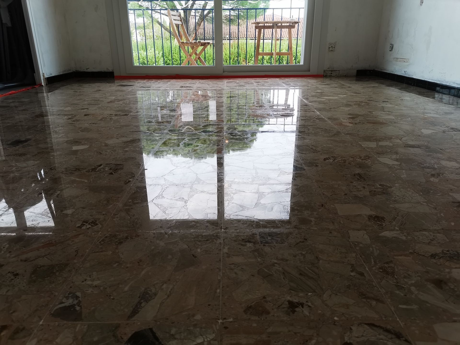 Un sol en marbre sur lequel la lumière se refléte.