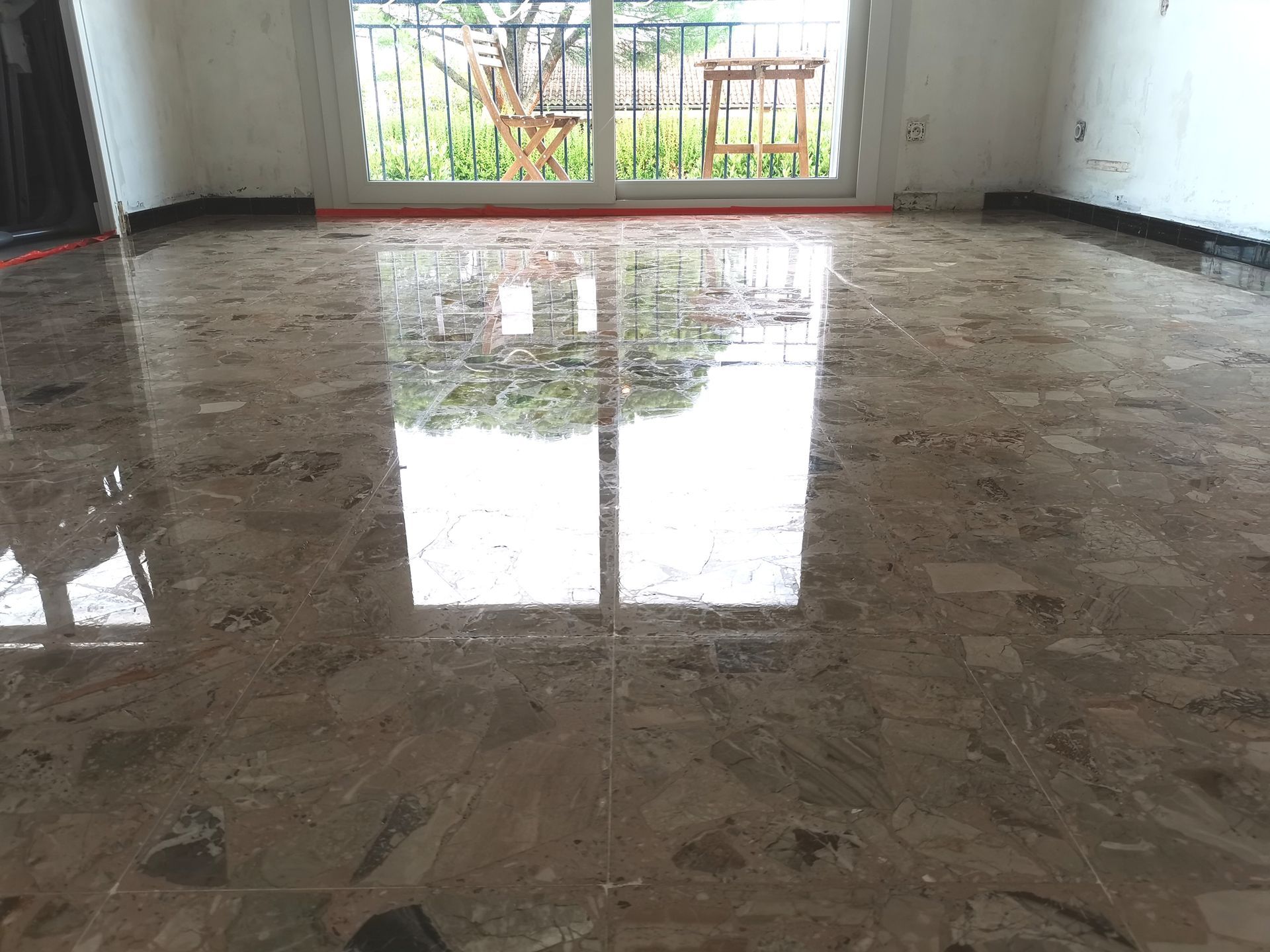 Un sol fait de marbre.