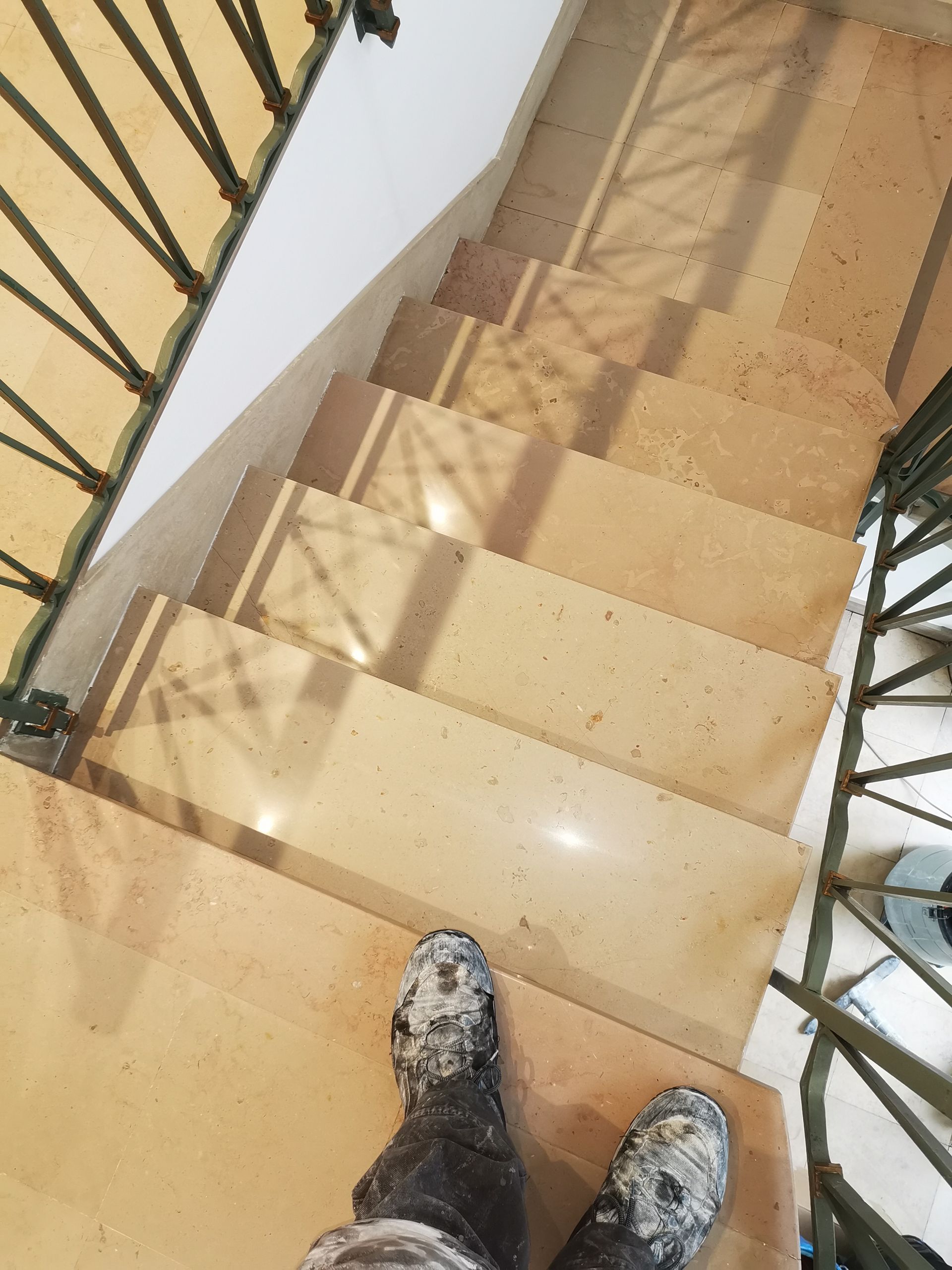 Des escaliers en tomettes.