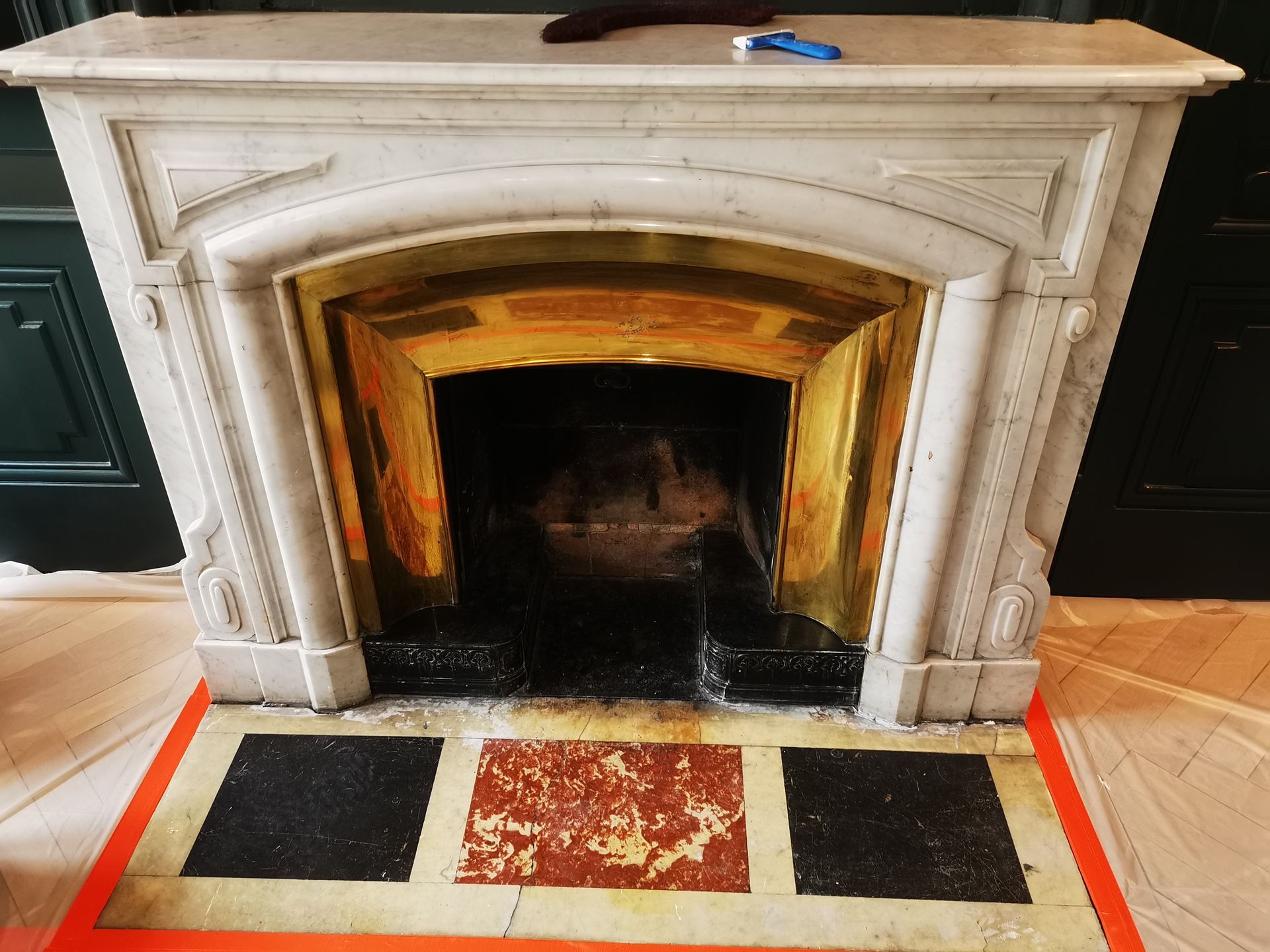 Un contour de cheminée gris  en marbre.