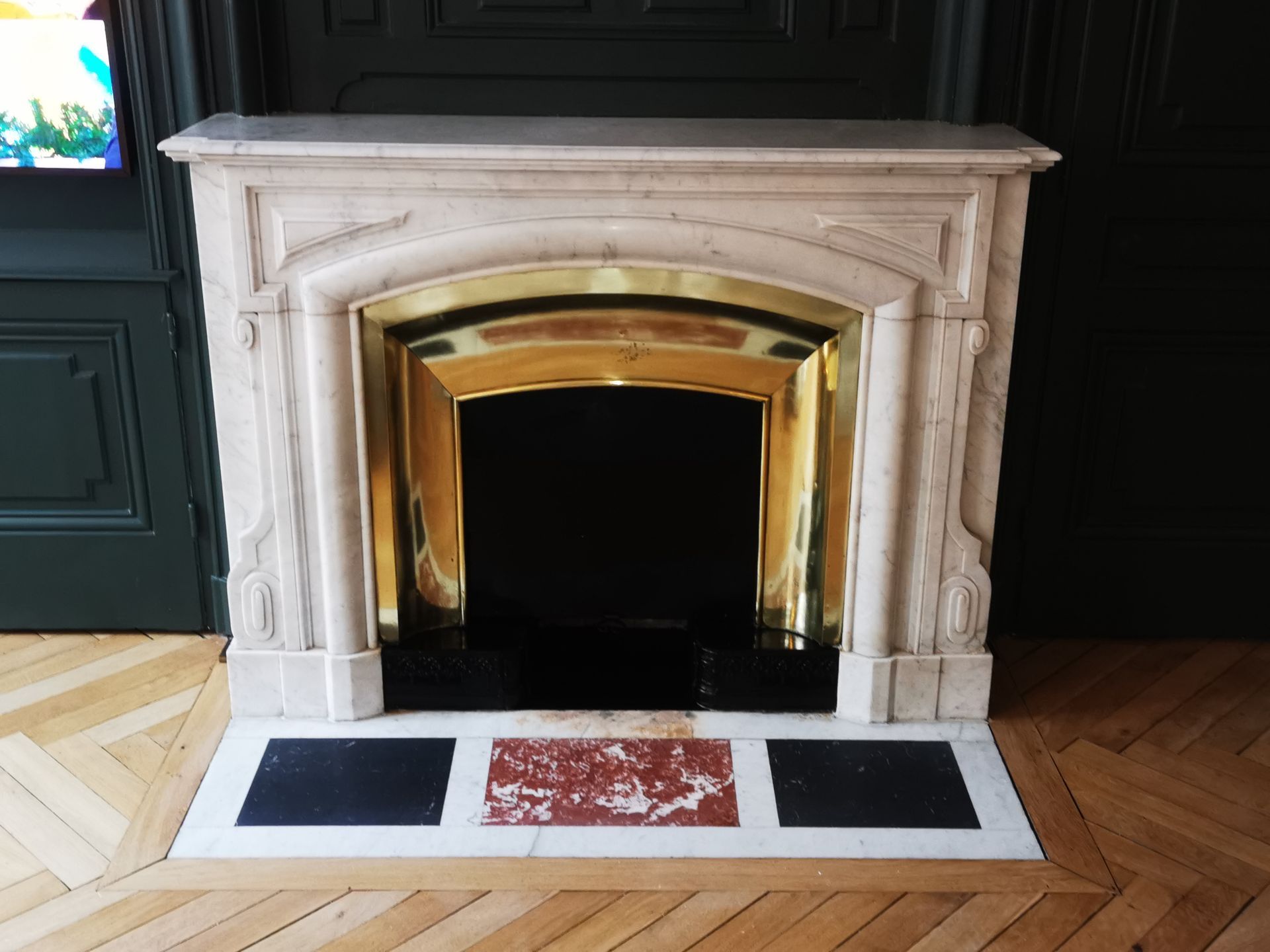 Un contour de cheminée en marbre.