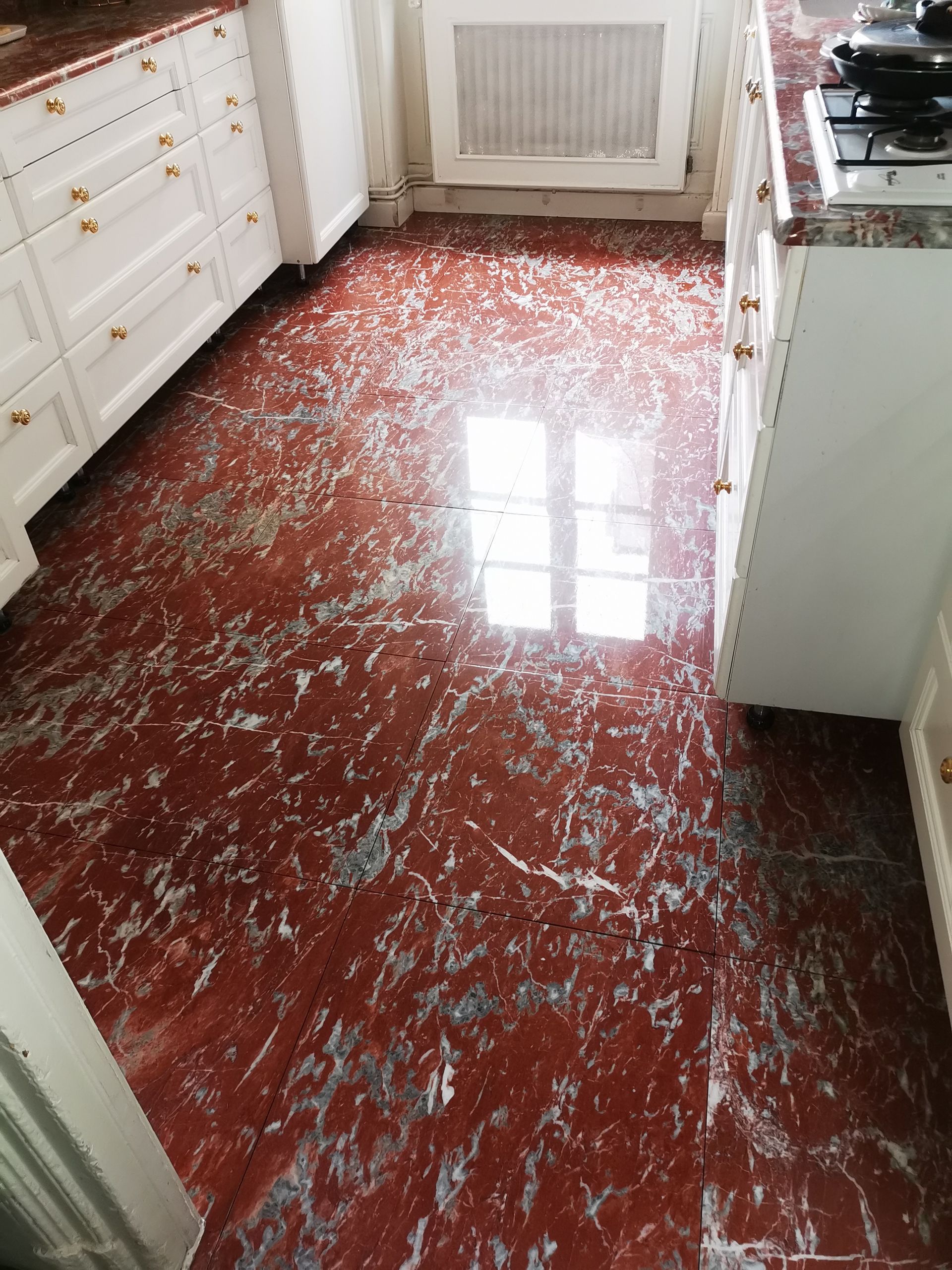 Un sol entiérement fait de marbre rouge et brillant.