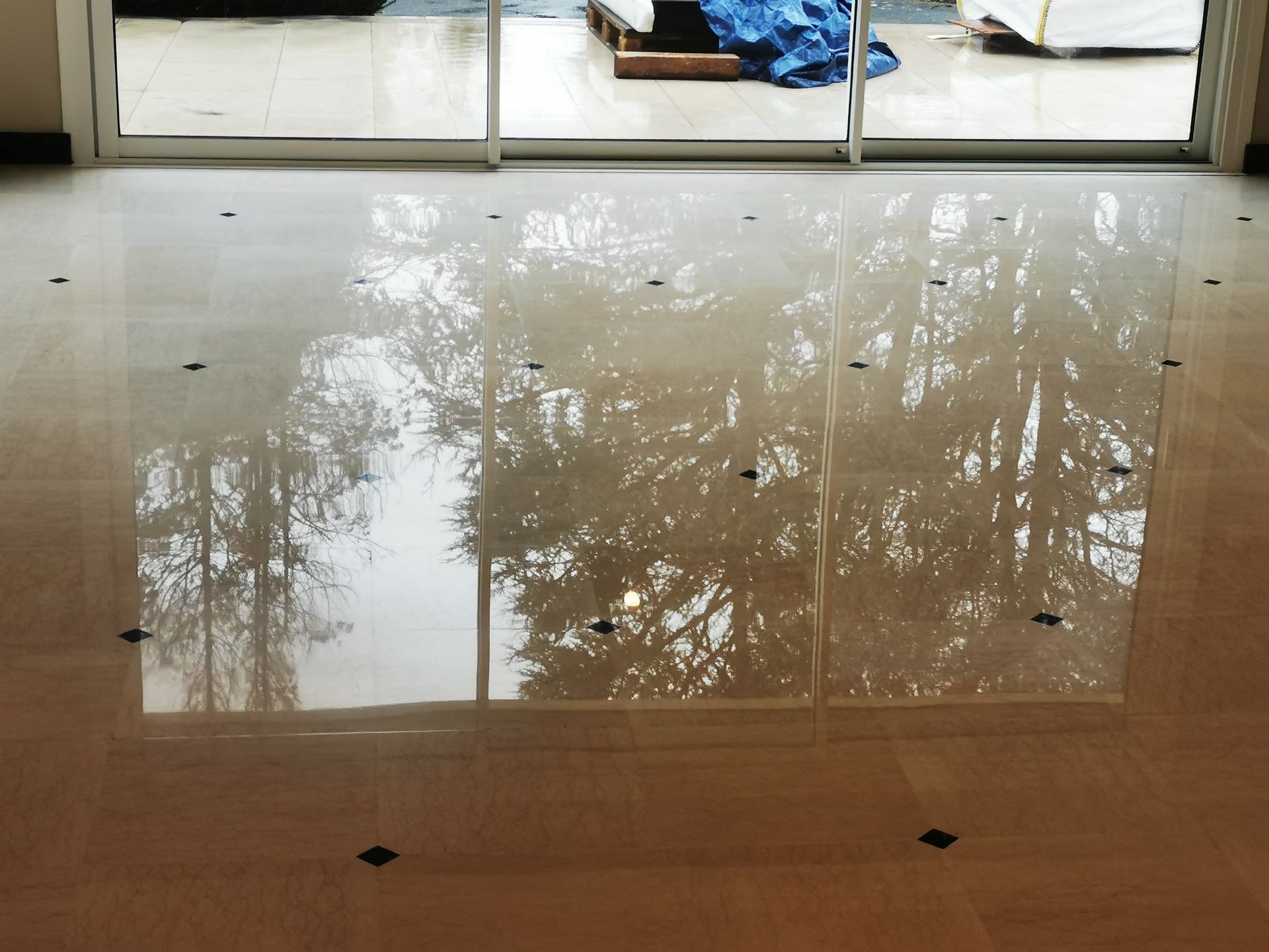 Un sol en marbre après cristallisation et traitement.