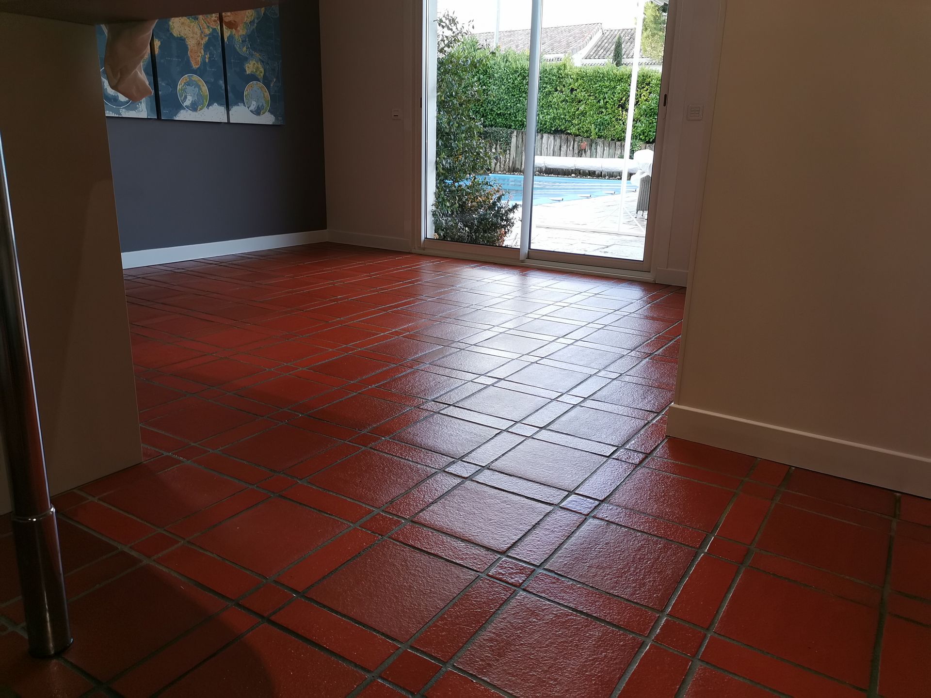 Un sol rempli de tomettes rouges qui brillent.