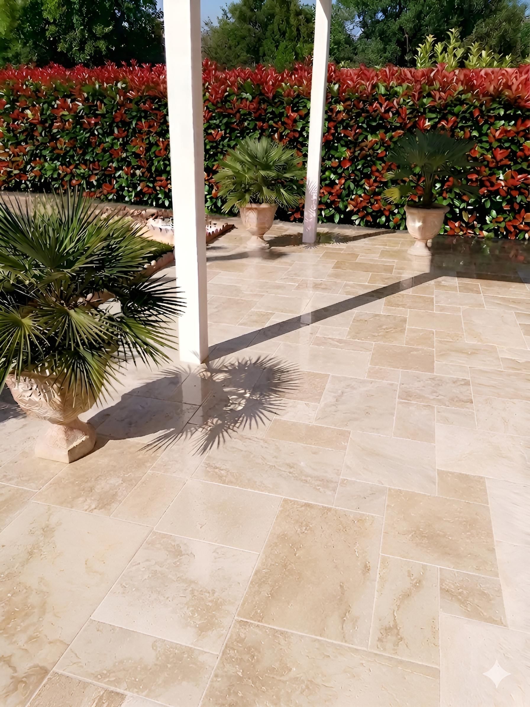 Un sol extérieur en travertin.