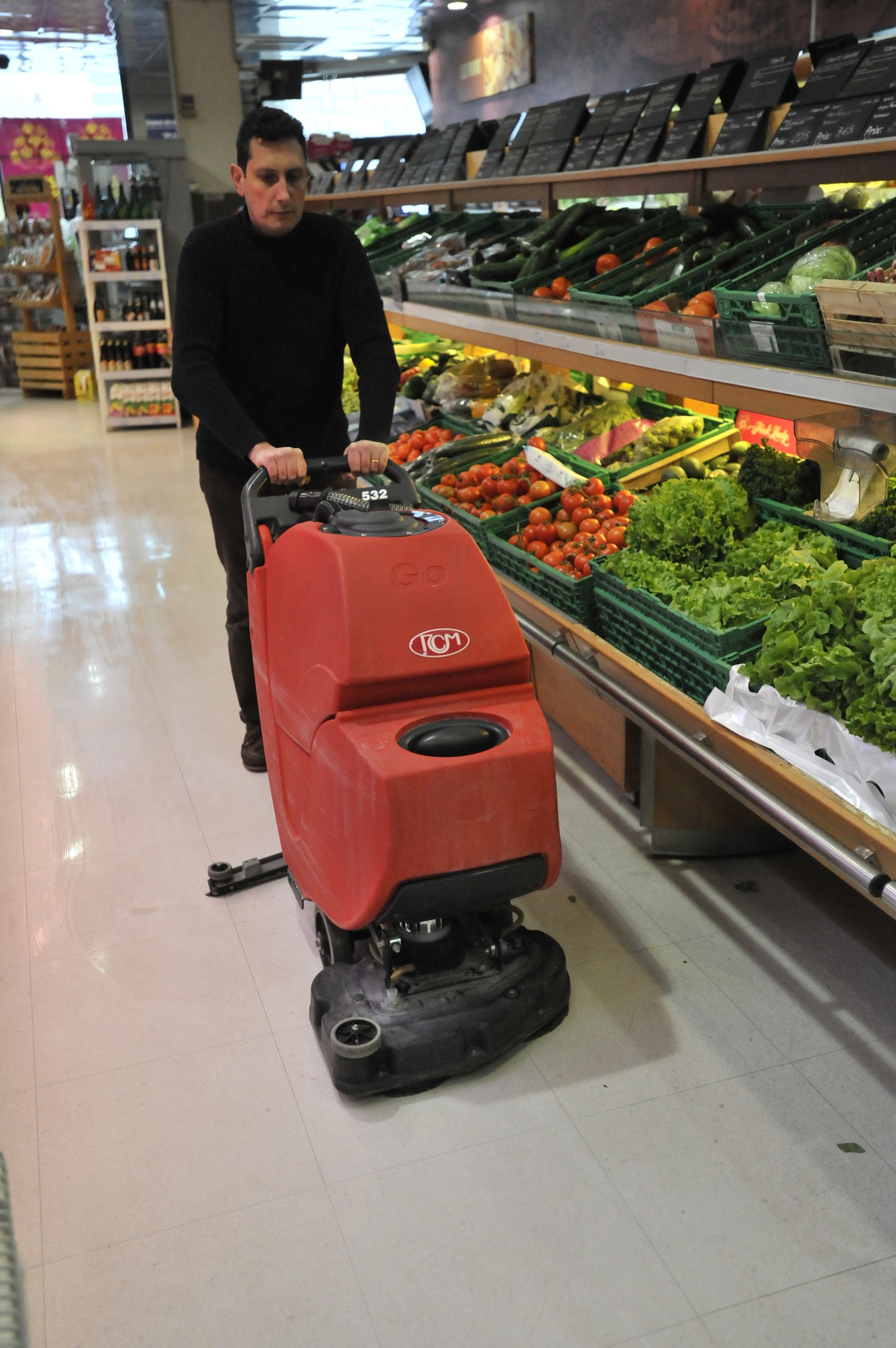 Une machine pour laver le sol.