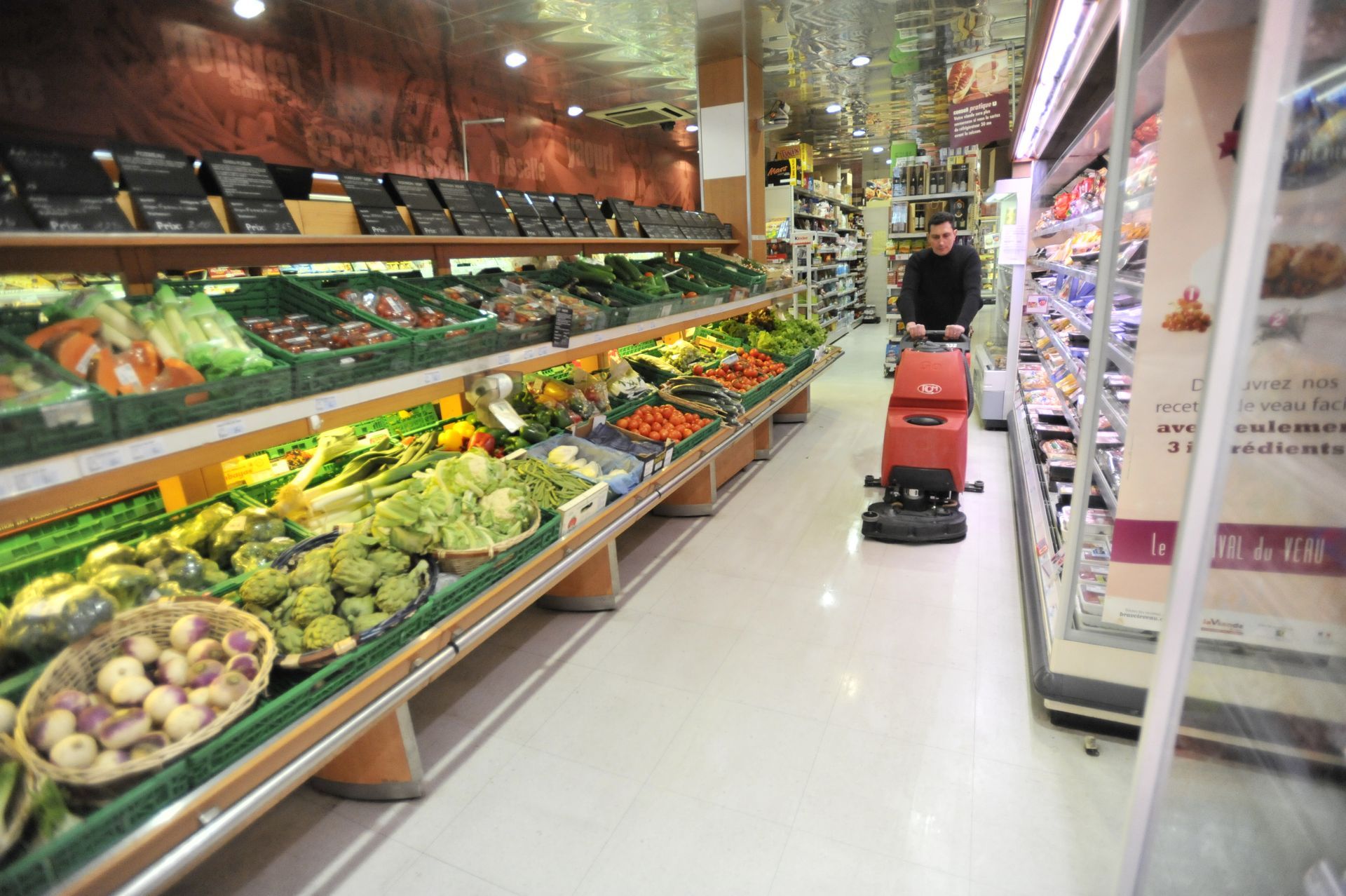 Nettoyage industriel dans des rayons de magasin.