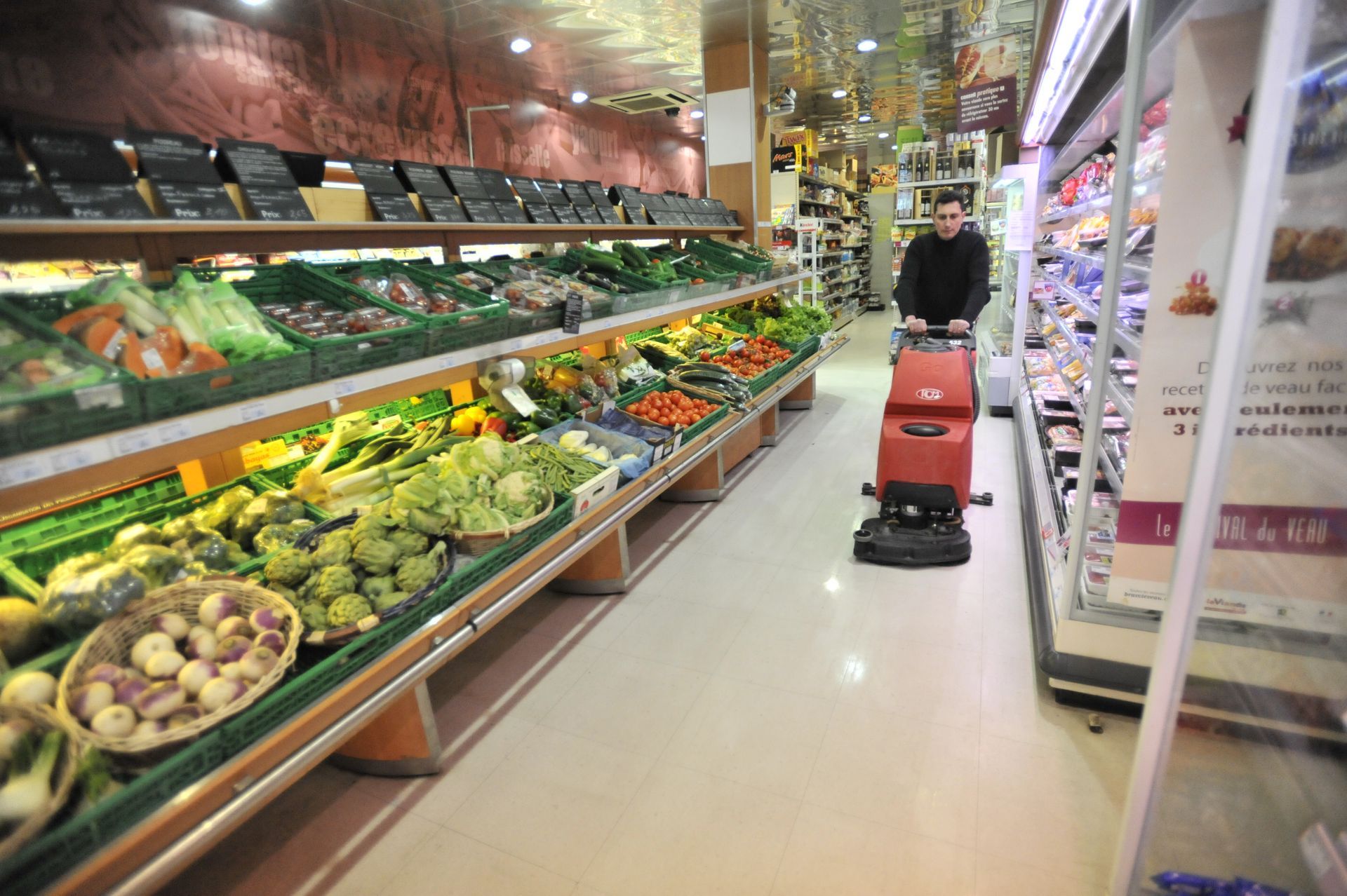 Une personne qui nettoie le sol d'un magasin.
