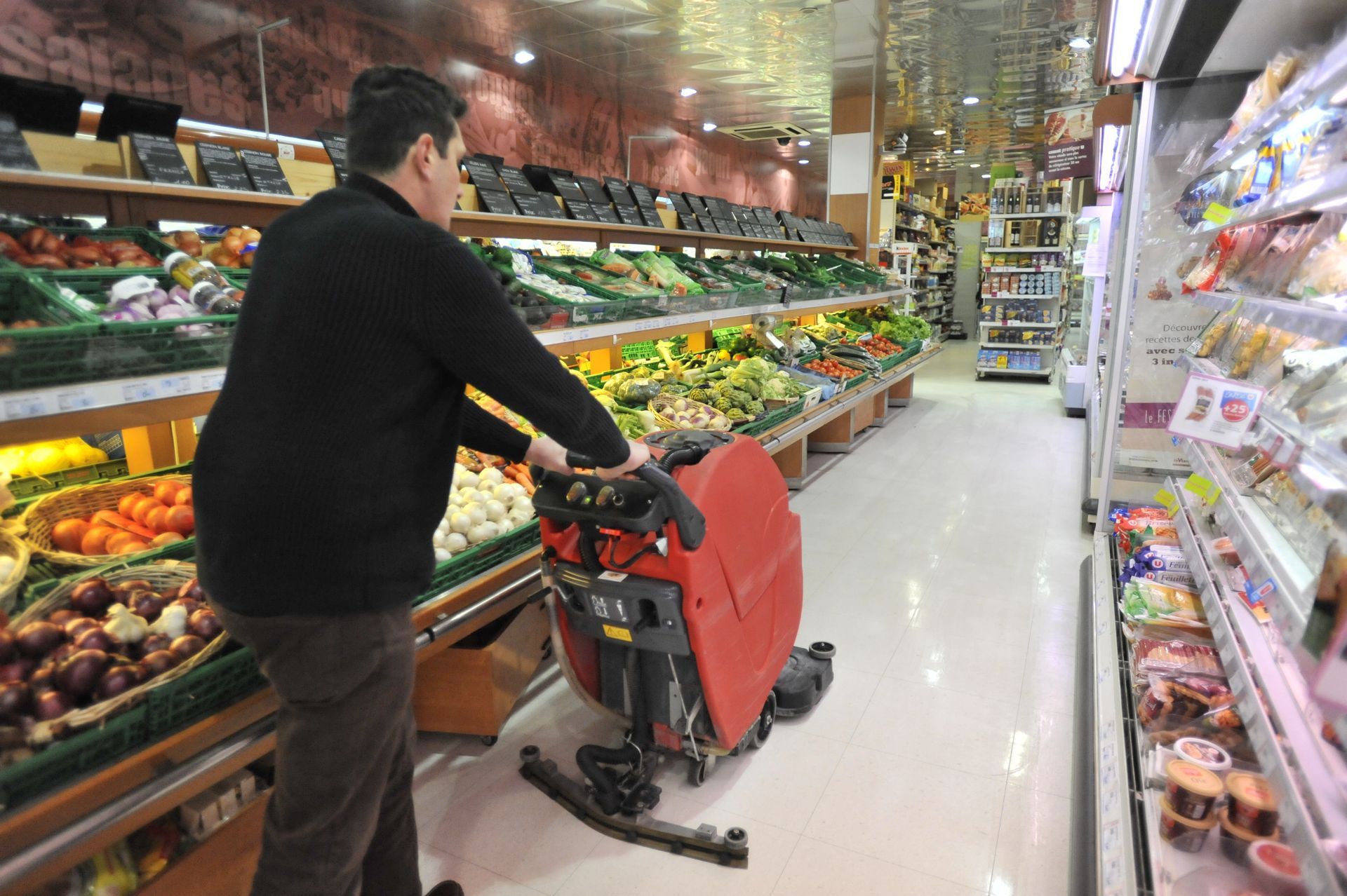 Un nettoyage de sol dans un supermarché.