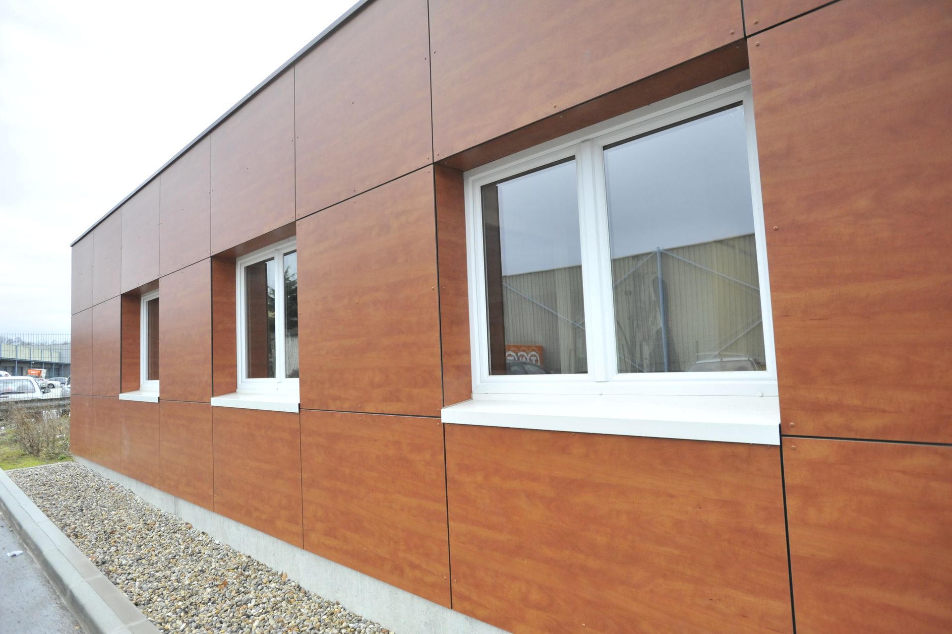 La façade d'un local professionnel après le passage d'un nettoyage de vitre.