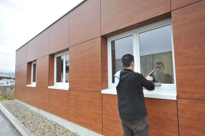 Un homme qui nettoie des vitres.