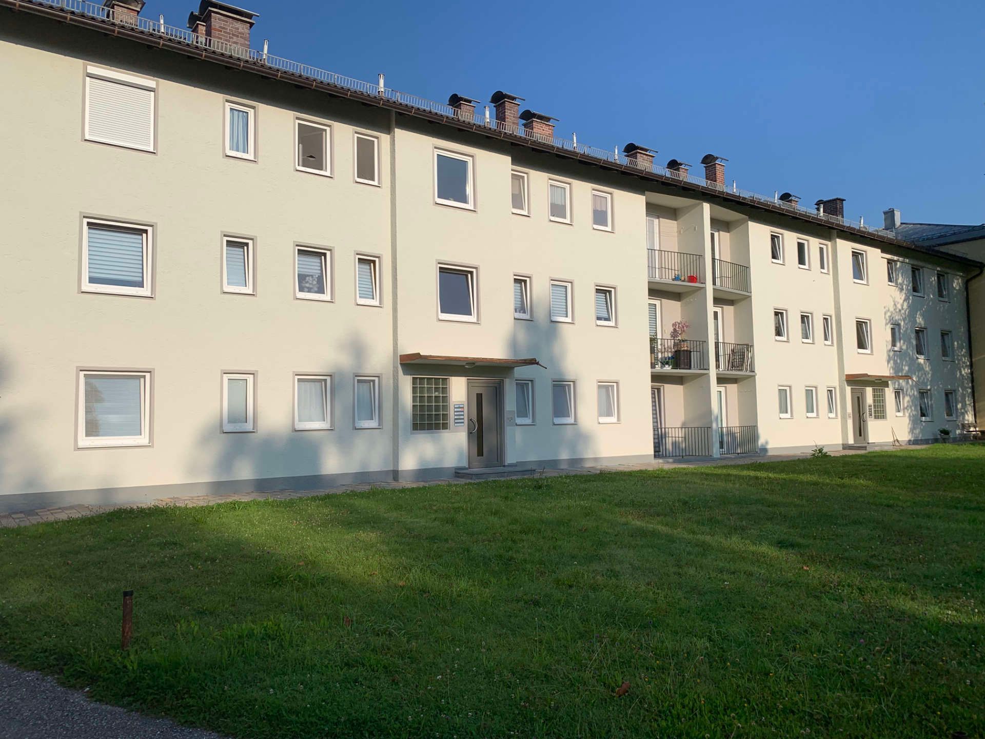 Mehrfamilienhaus mit weißer Fassade Frontansicht