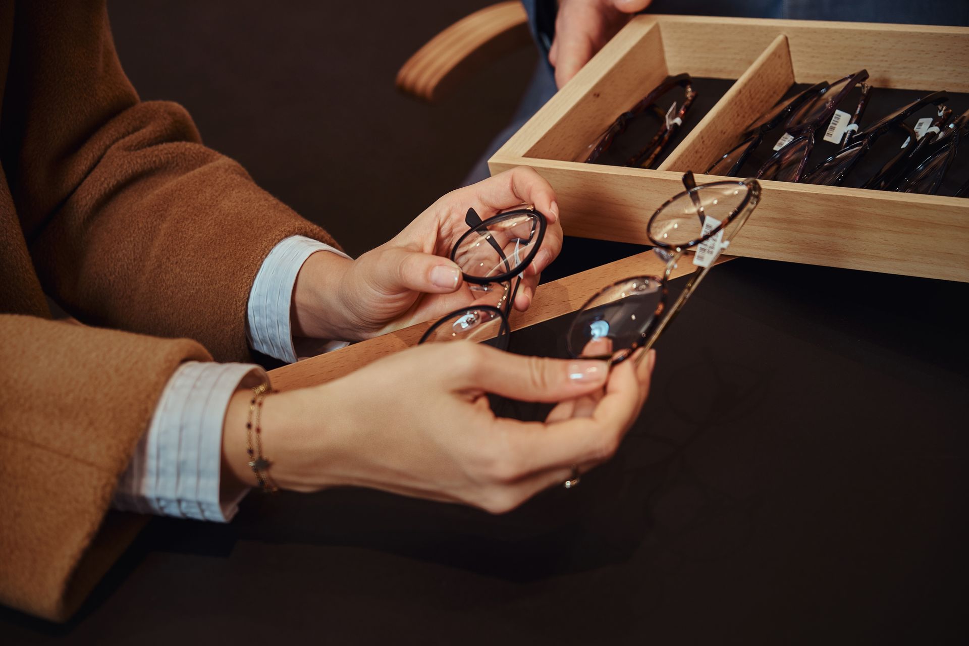 Des lunettes prises en main par un opticien