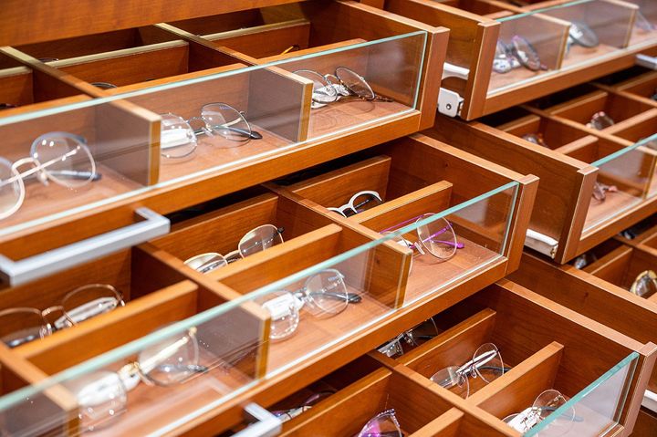 Des lunettes rangées