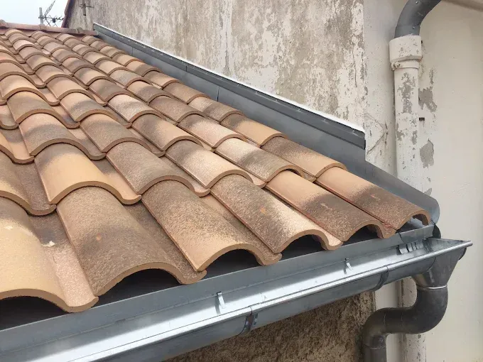 Toiture avec gouttière en zinc