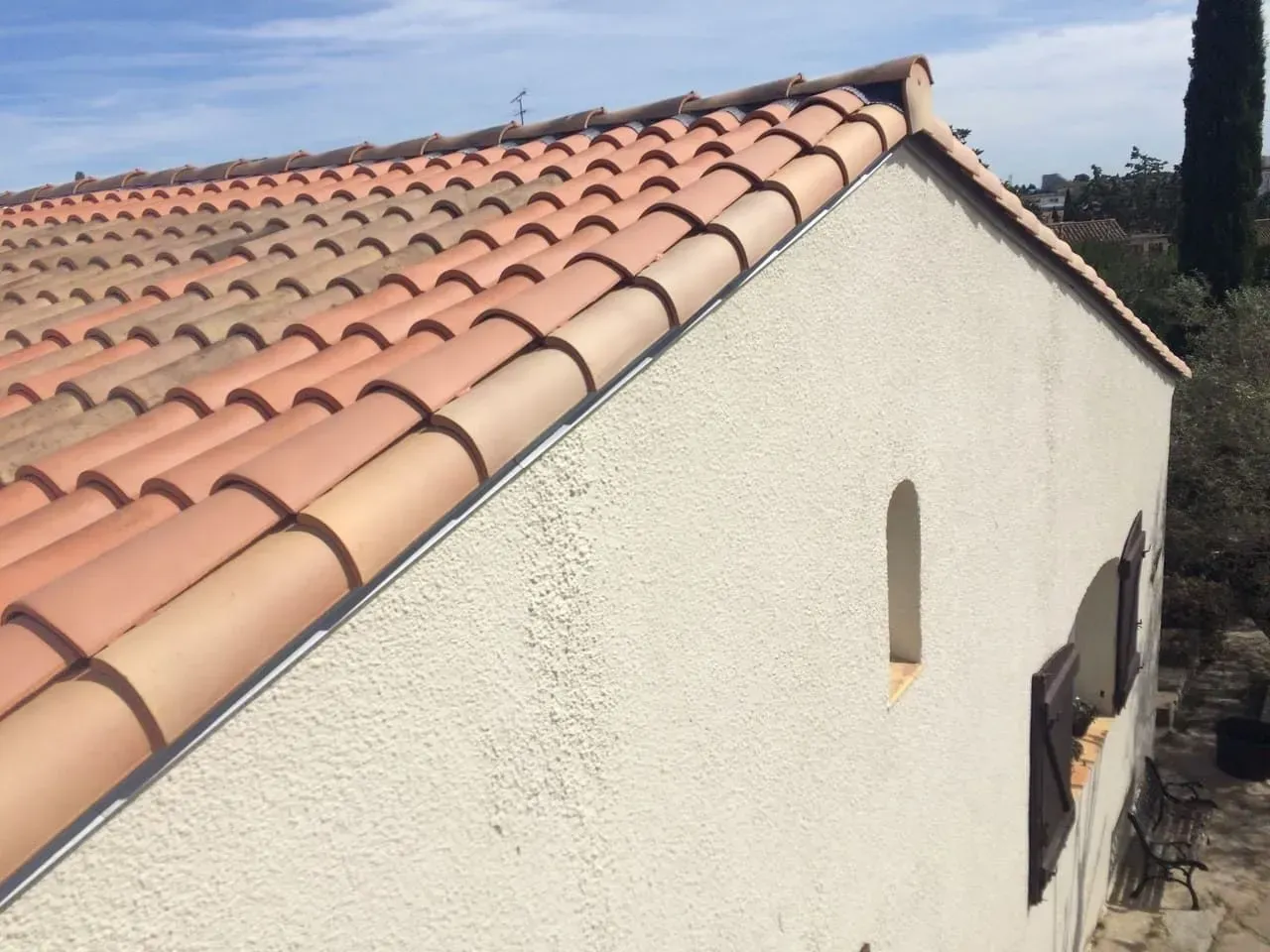 Rive et faîtage à sec