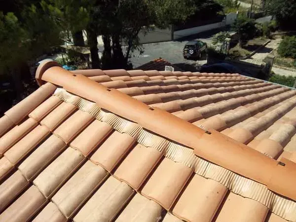Closoir neuf sur une toiture en tuile