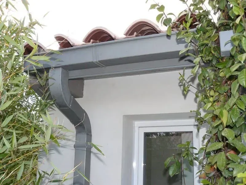 Gouttières neuves en zinc