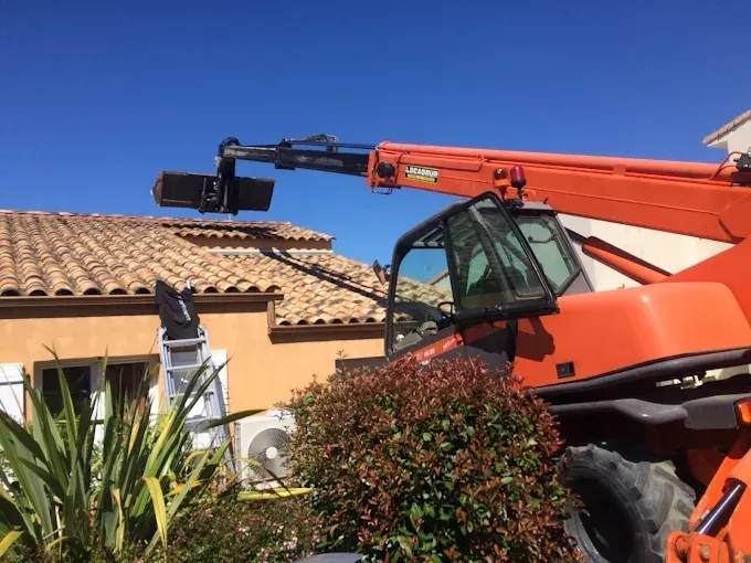 Manuscopique devant une maison