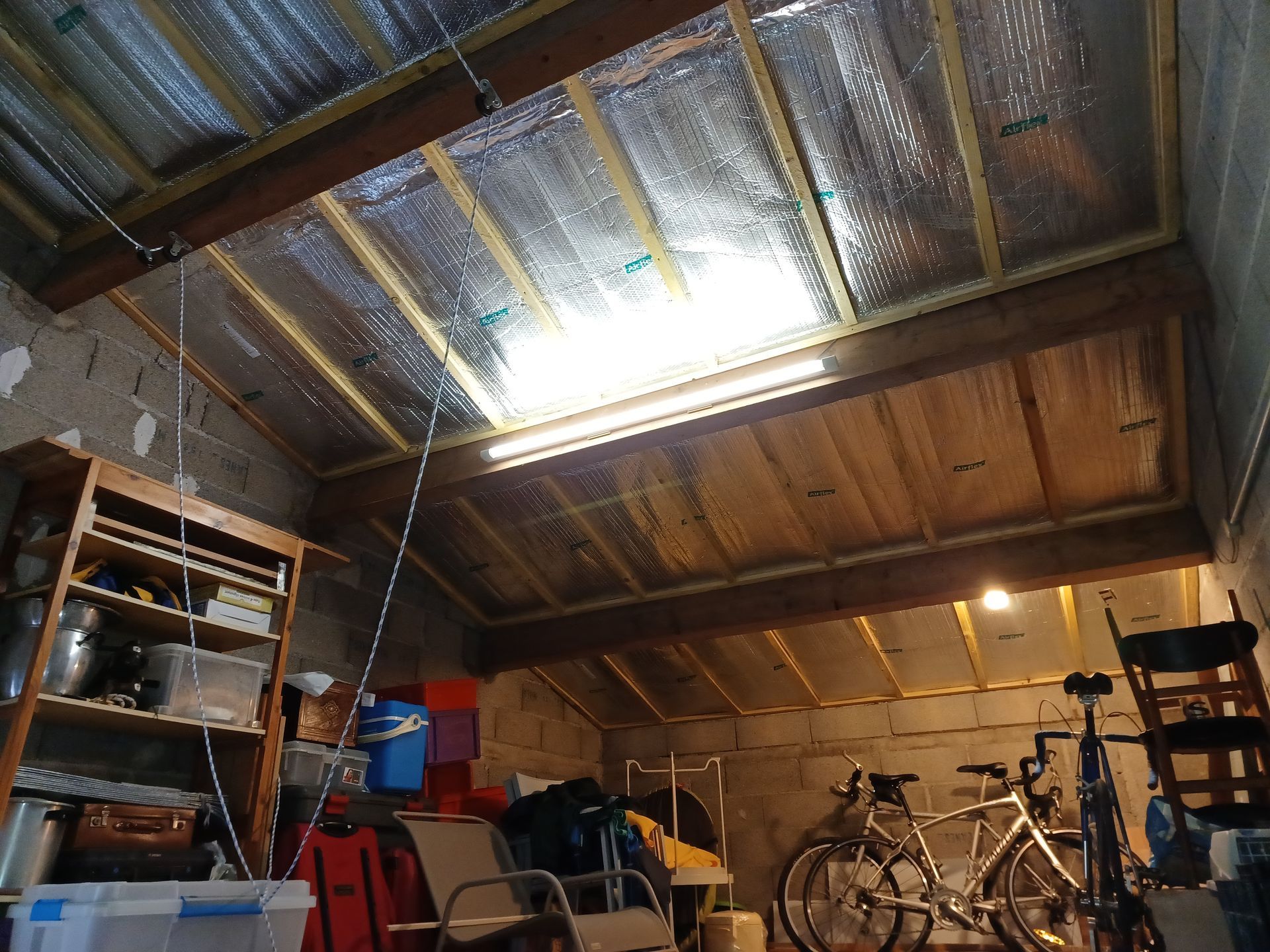 Isolation de garage avec thermoréfecteur agraphé sous charpente