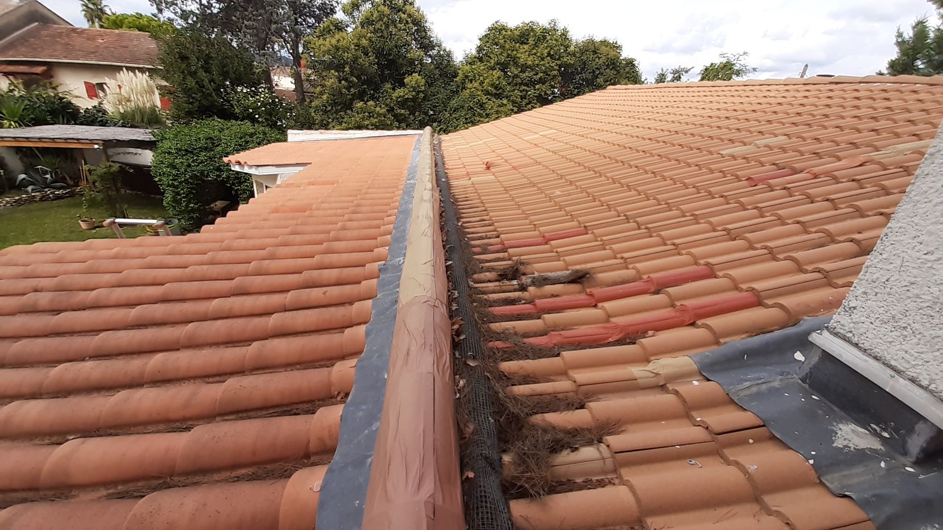 Faîtage entre deux couvertures avant sa rénovation