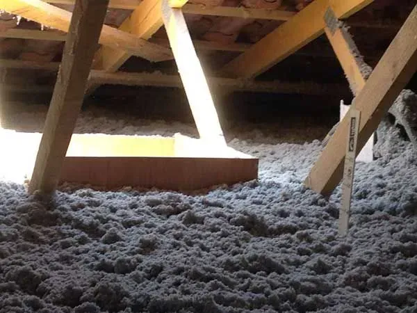 Isolation en train d'être soufflée dans des combles perdus