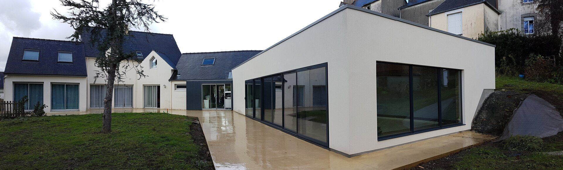 Maison d'architecte avec une grande baie vitrée