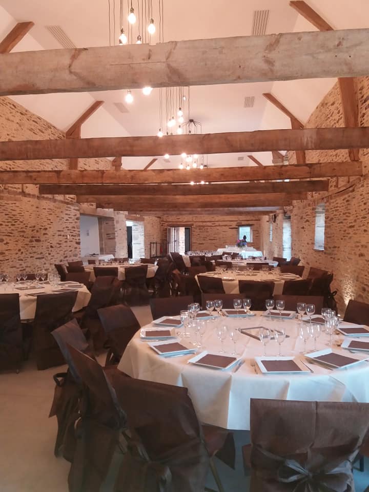 Pièce avec des poutres en bois au plafond décorée pour un évènement