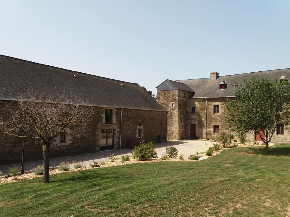 Domaine avec un toit en ardoise