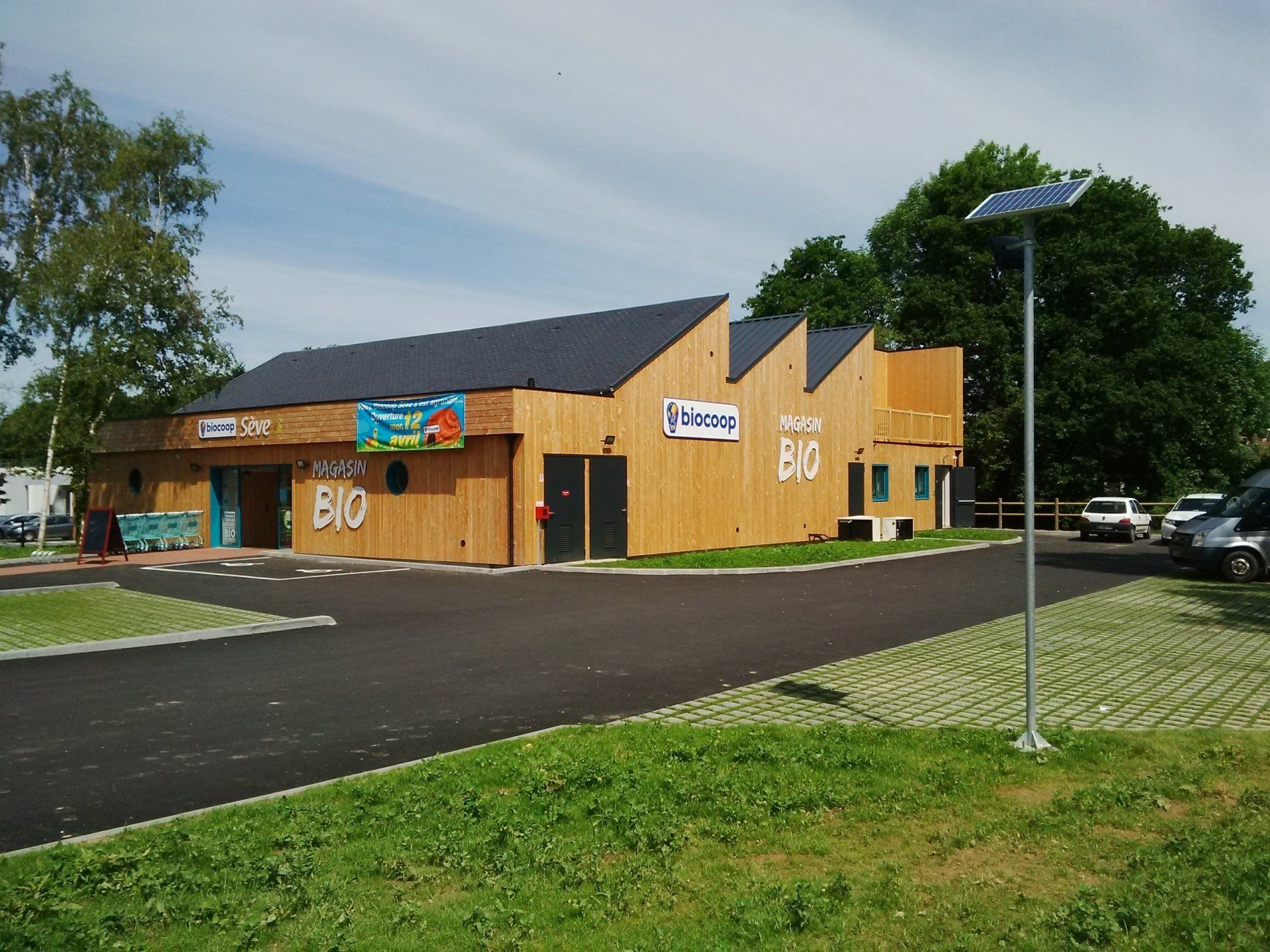 Boutique avec une façade en bois