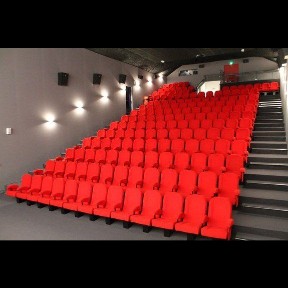 Salle de cinéma avec des sièges rouges