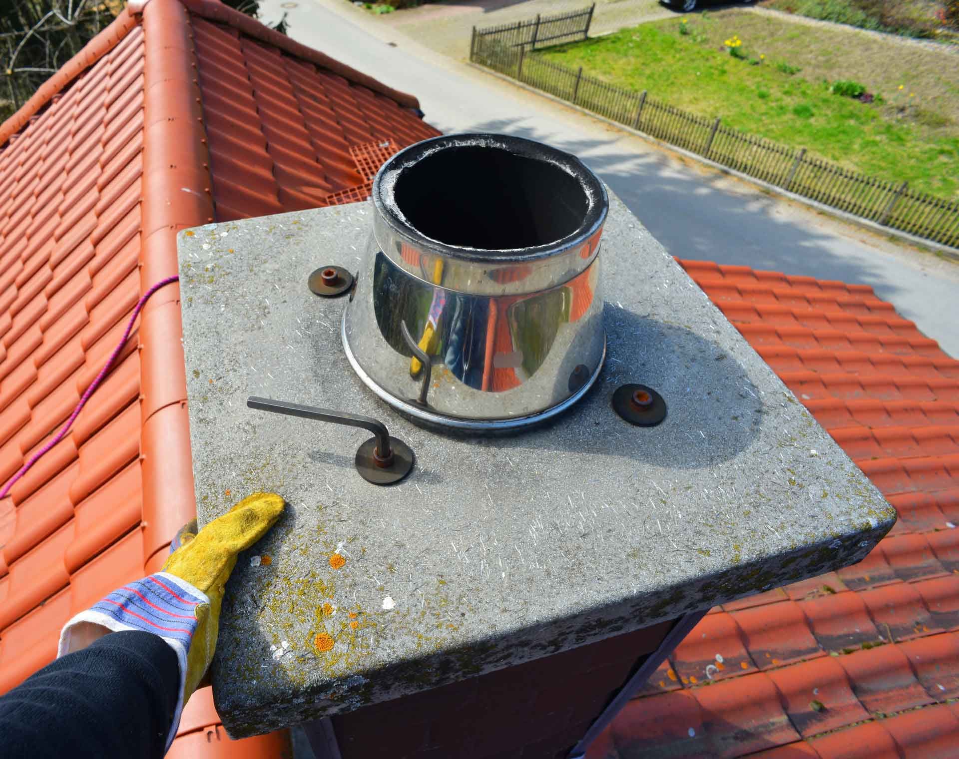 Contrôle d’une sortie de cheminée sur un toit