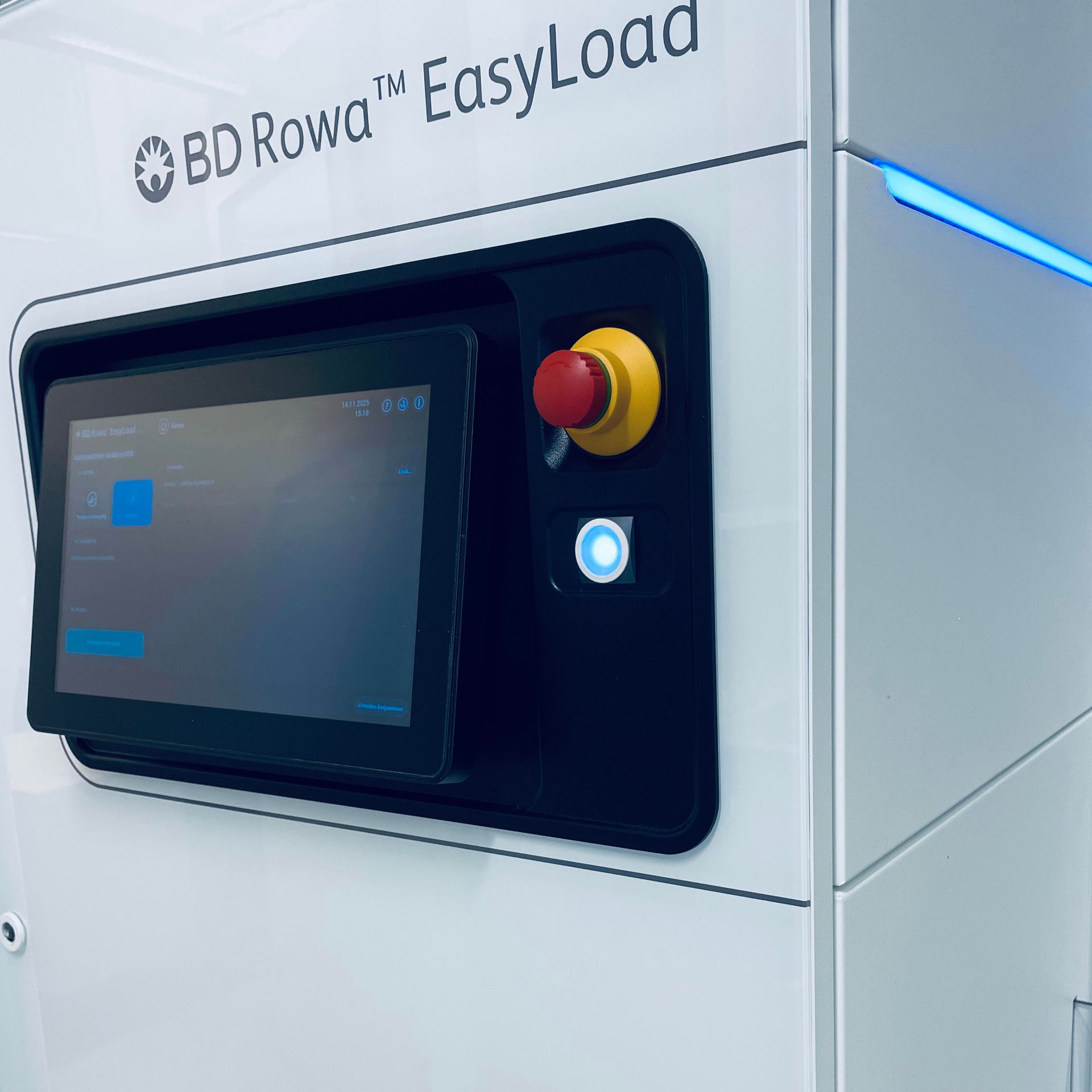 Valkoinen BD Rowa EasyLoad -kone kosketusnäytöllä, hätäpysäytyspainikkeella ja valaistulla virtapainikkeella.
