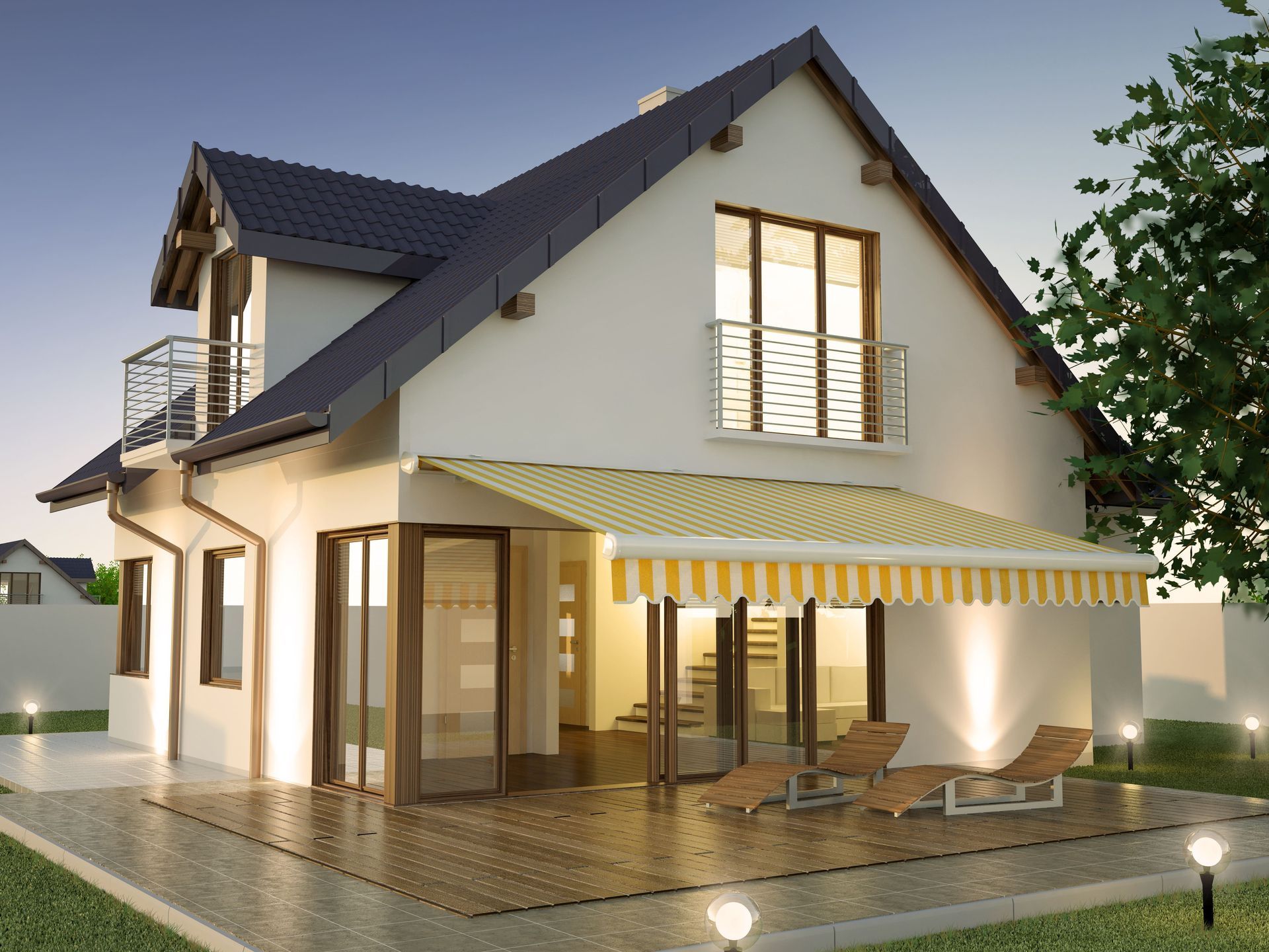 Una casa con un toldo amarillo y blanco en el patio