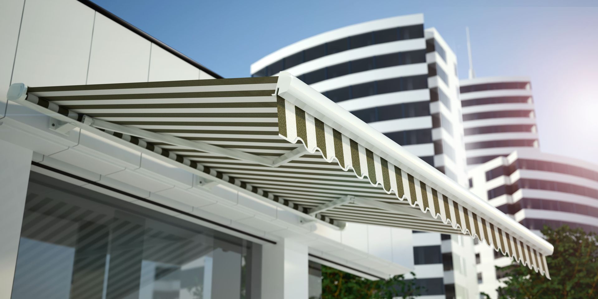 Un toldo rayado está en el costado de un edificio.