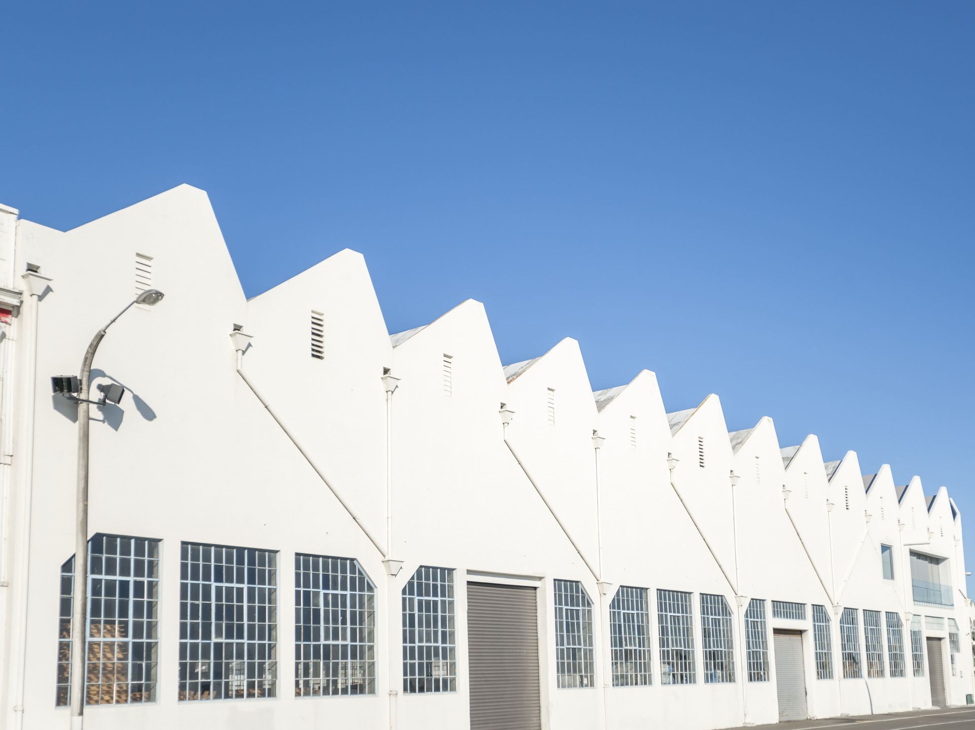 Un edificio blanco con un cielo azul al fondo.