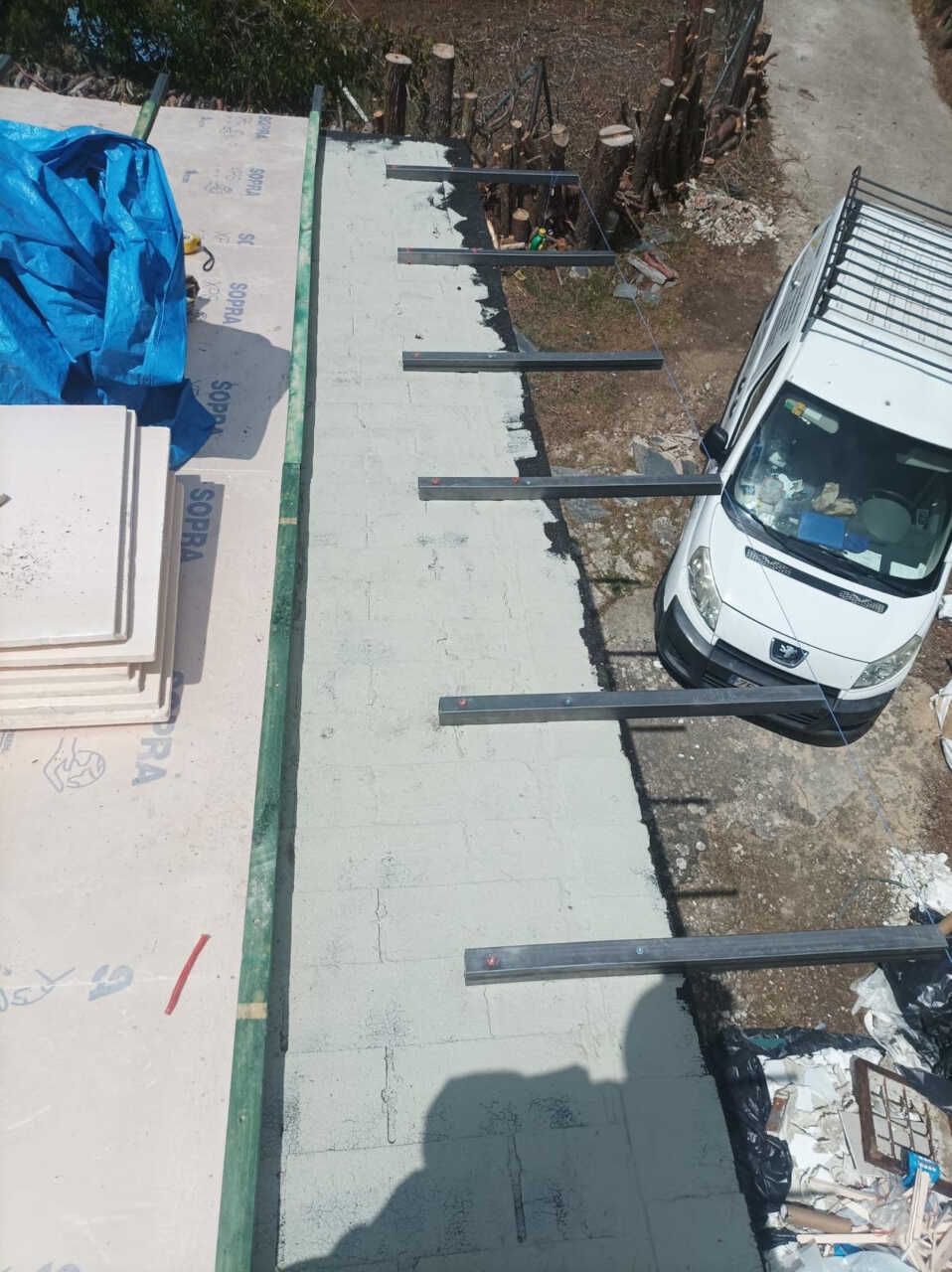 Una camioneta blanca está estacionada al costado de la carretera