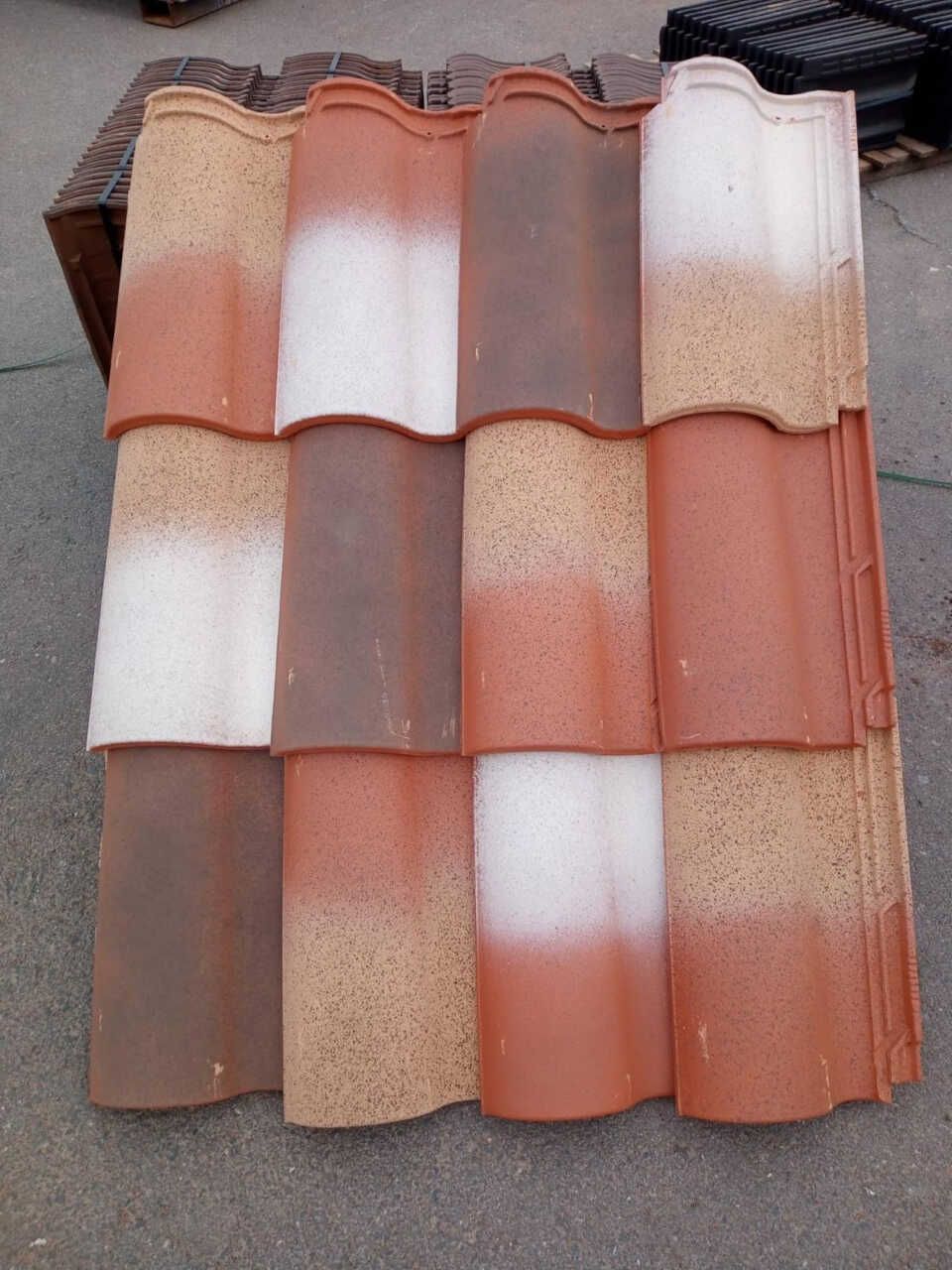 Una pila de baldosas rojas y blancas sobre una superficie de hormigón.