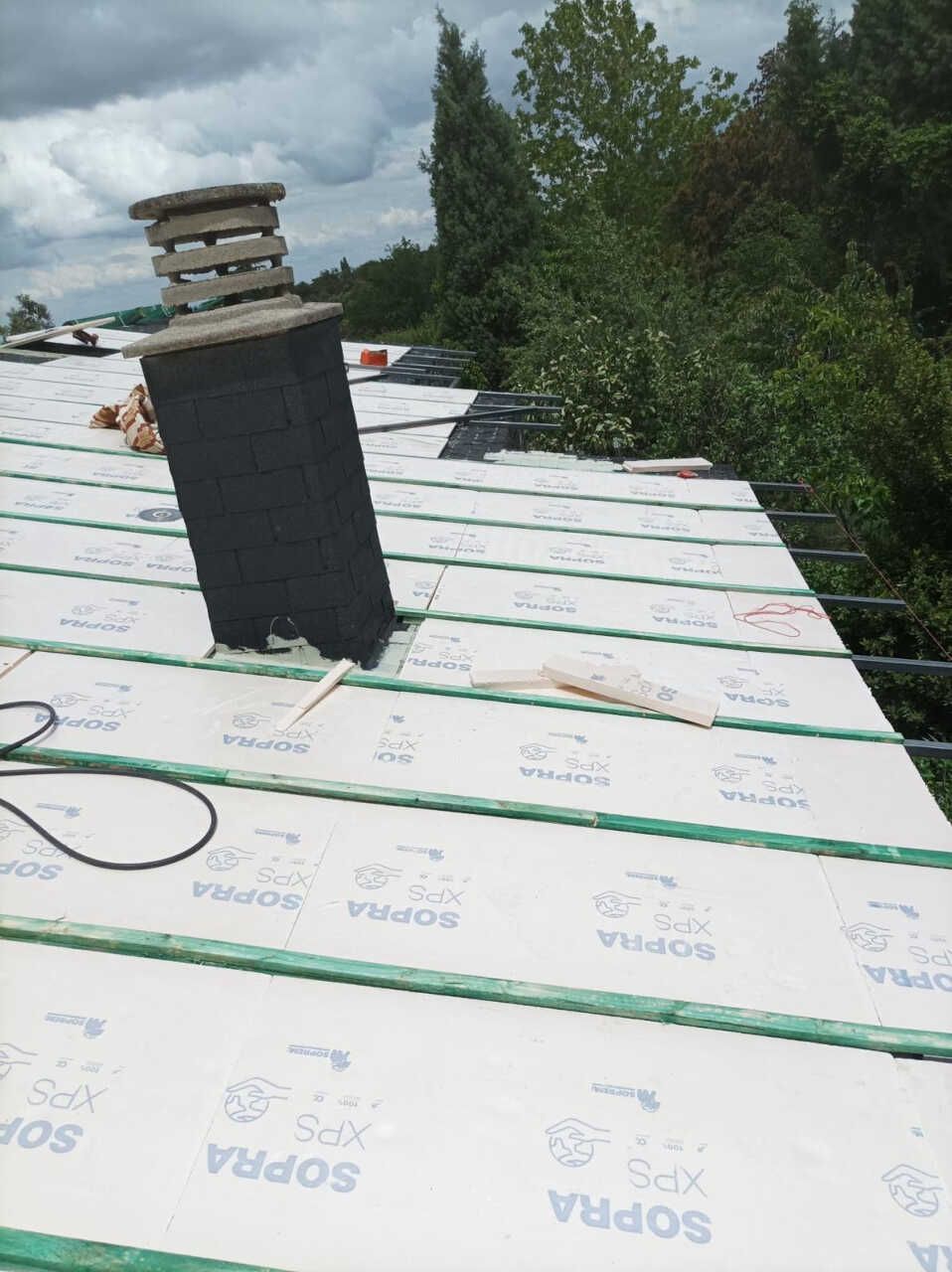 Un techo con una chimenea encima