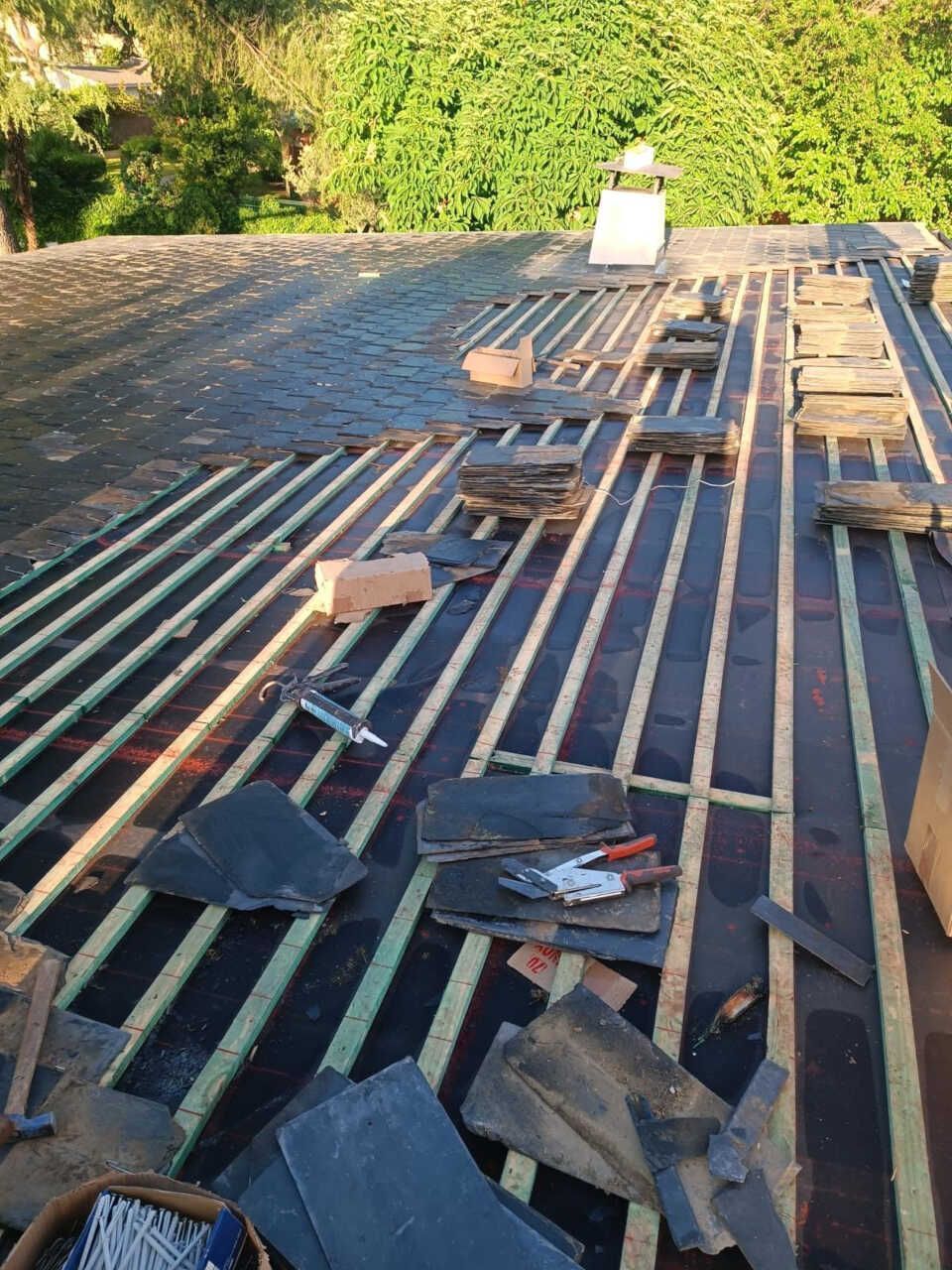 Se está construyendo un techo con vigas de madera y tejas.