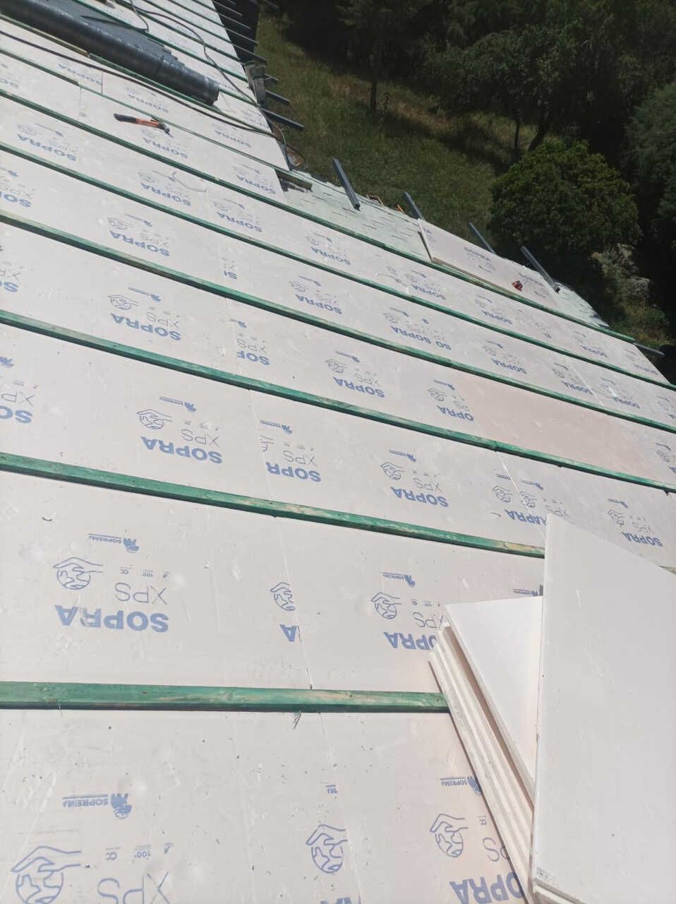 Un techo con muchas láminas de poliestireno encima.