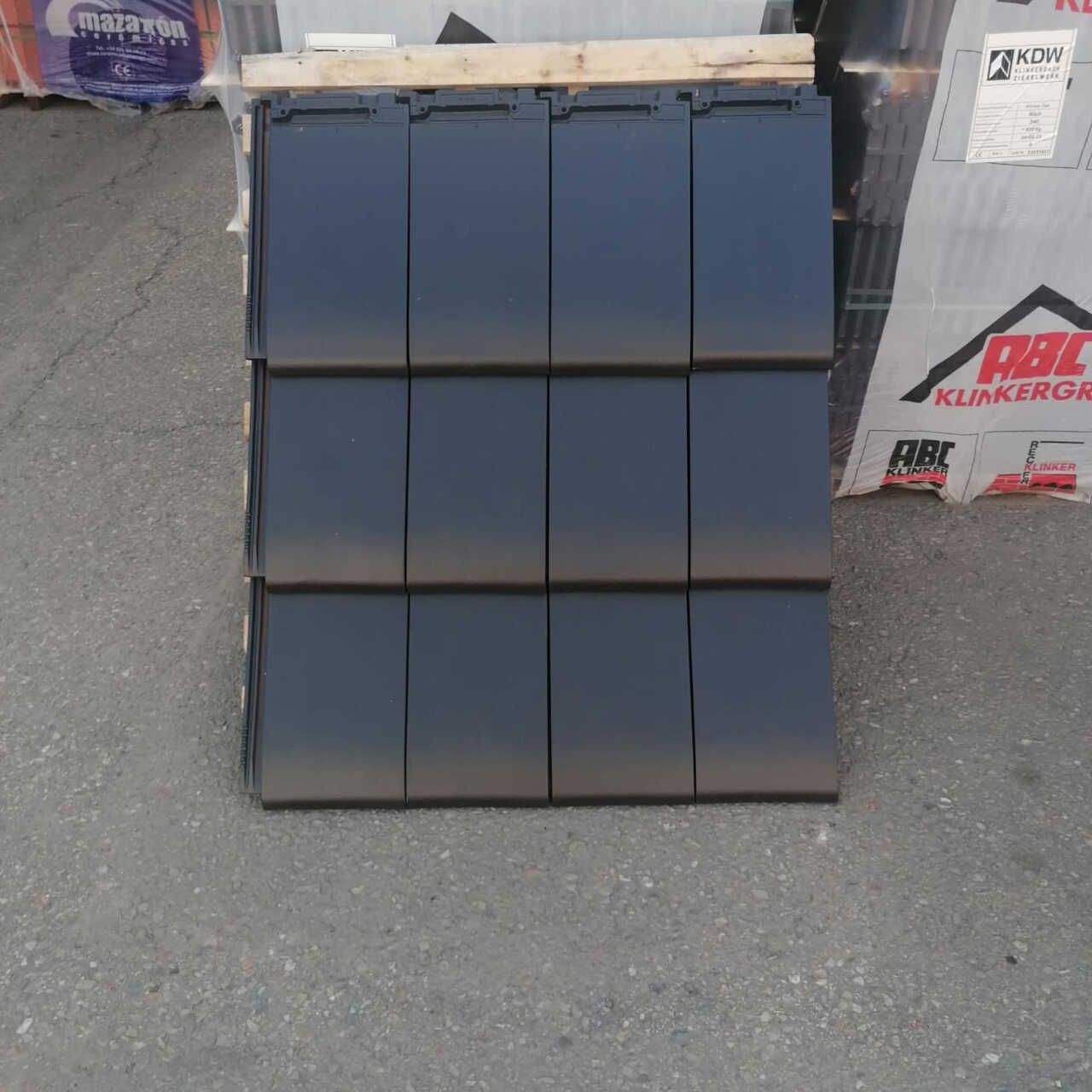 Una pila de fichas negras se encuentra en el suelo junto a una caja que dice abc