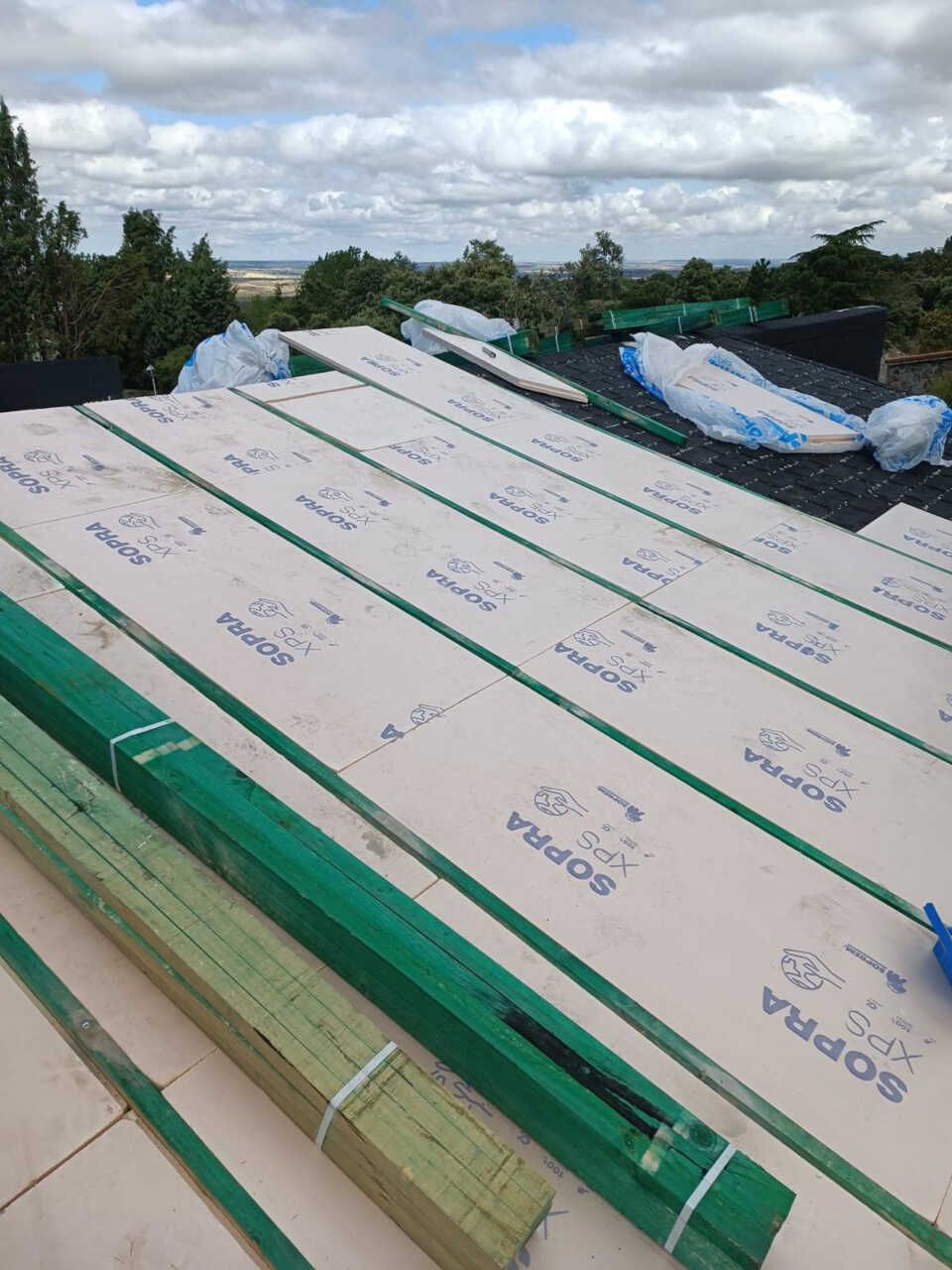 Se está construyendo un techo con mucha madera y espuma.