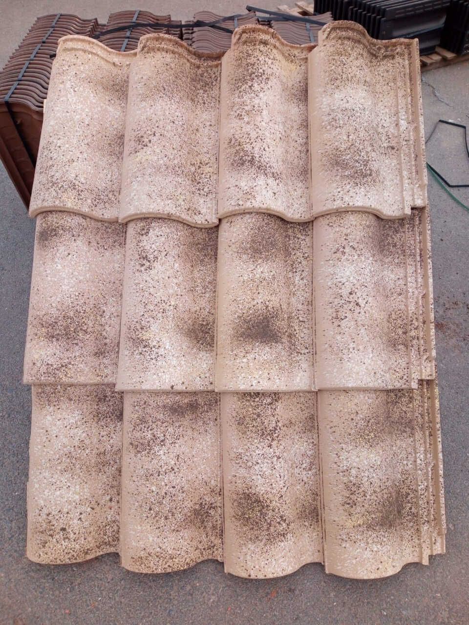 Una pila de baldosas colocadas una encima de otra en el suelo.