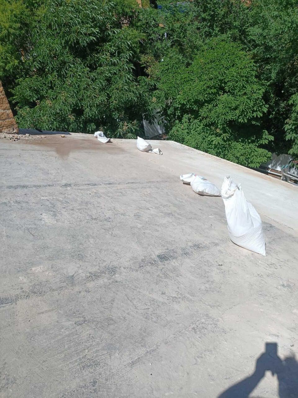 La sombra de una persona se proyecta sobre una superficie de hormigón.