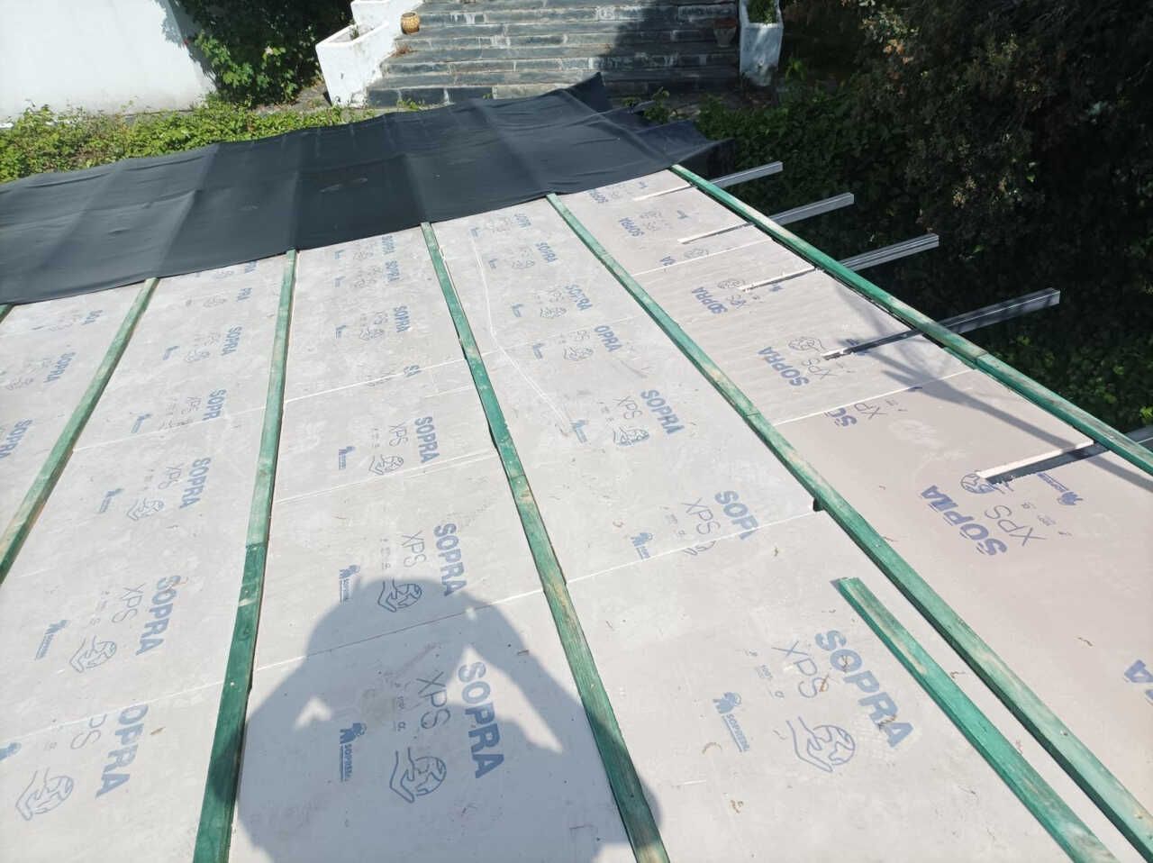 Un techo que tiene mucho poliestireno encima